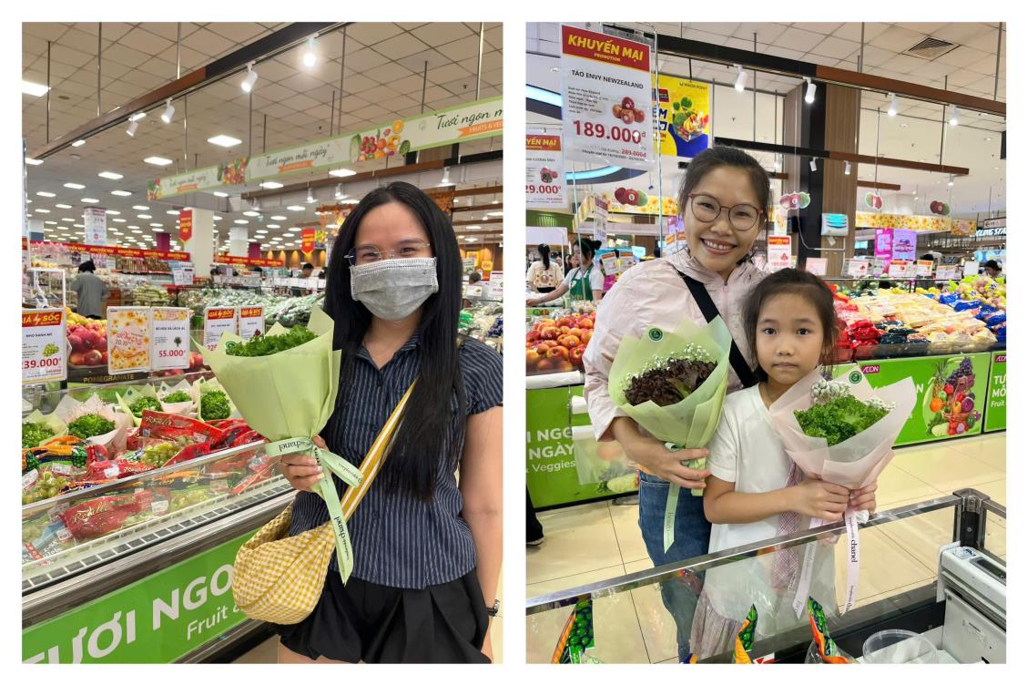 Chị Thanh Ngân (phía tay trái) và chị Hằng (phía tay phải) chọn lựa bó hoa rau xà lách để làm quà dành tặng người thân vào dịp 20/10. Ảnh: Diễm Kiều