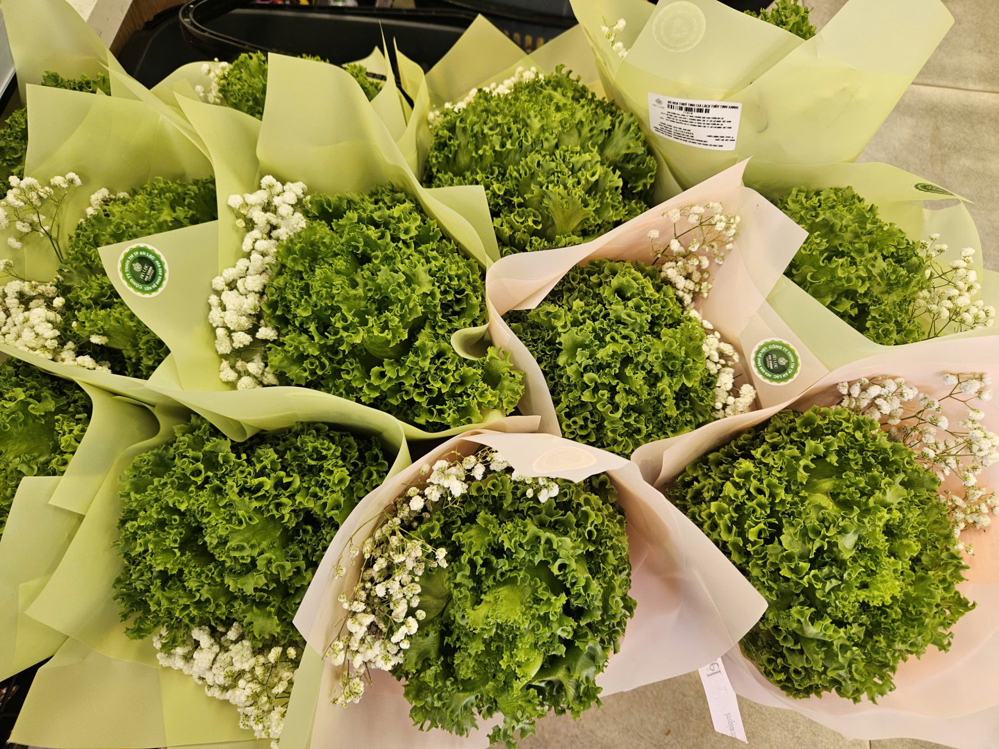 Bó hoa kết từ rau xà lách tại hệ thống King fooodmart có giá 45.000 đồng