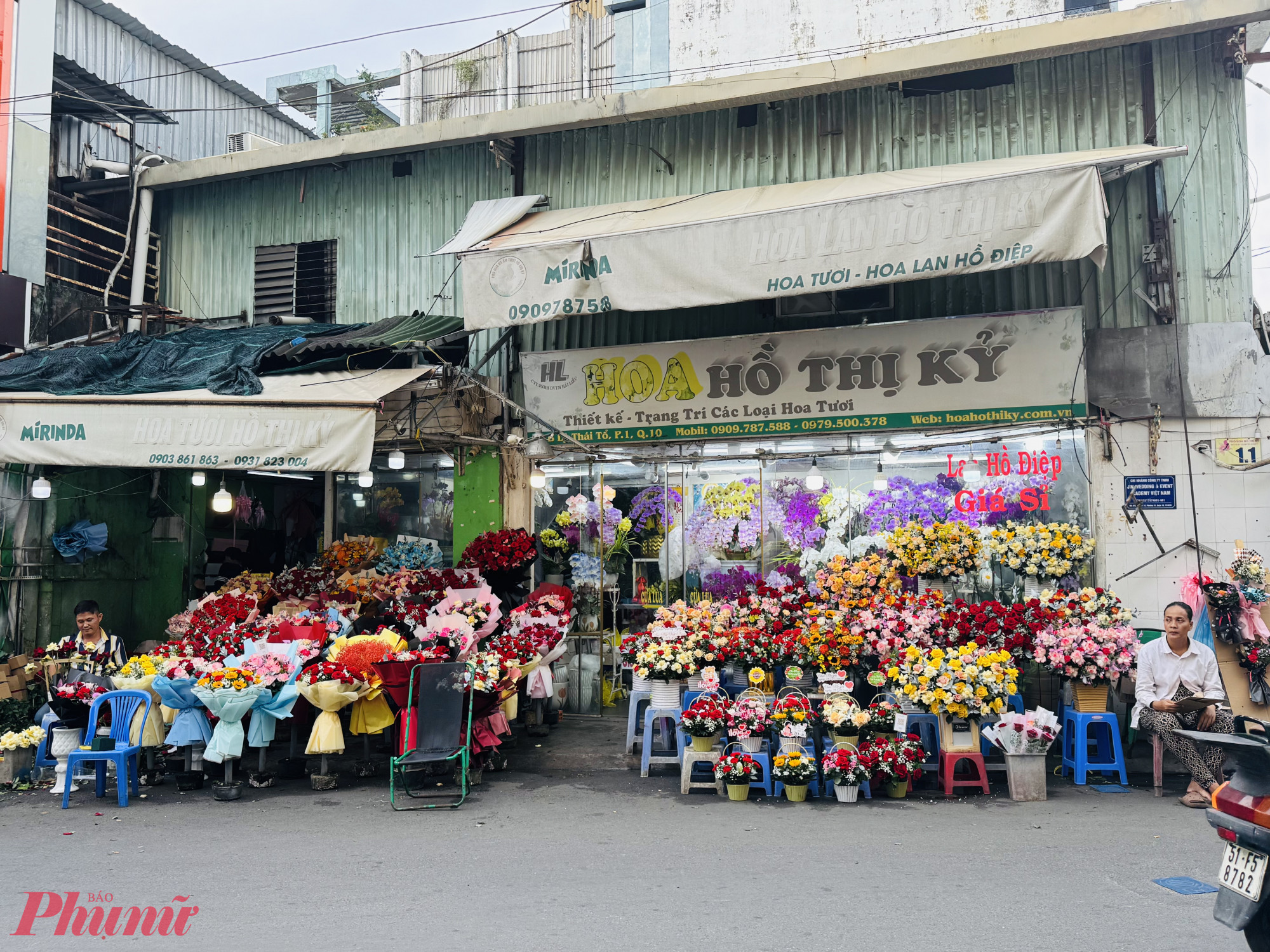 Ghi nhận tại chợ hoa Hồ Thị Kỷ, phường Vườn Lài, TPHCM, ngay trong chiều ngày 19/10, nhiều sạp hoa đã bày hoa cắm sẵn tràn ra lối đi