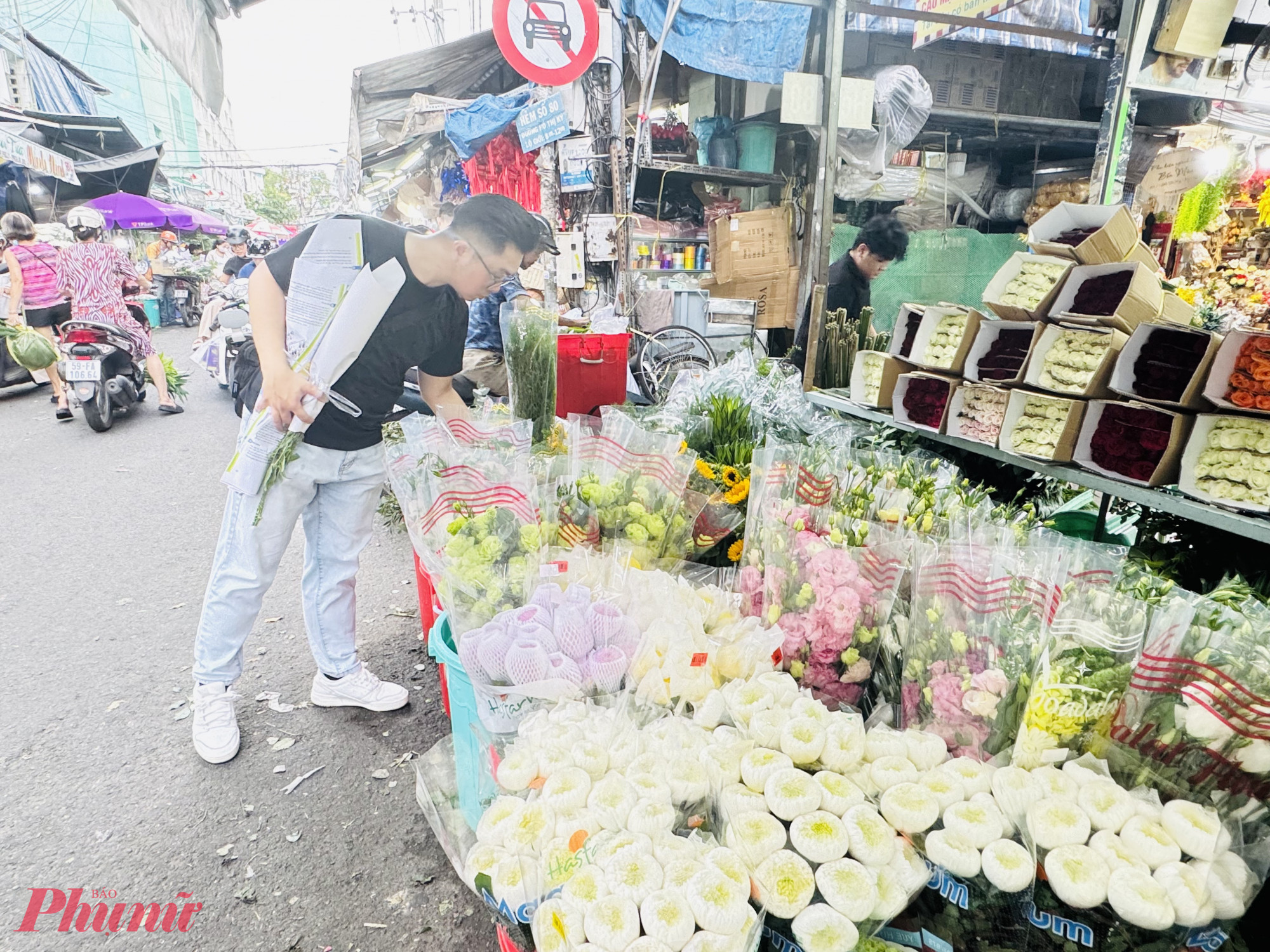 Có những khách mua muốn tự tay lựa từng bông để tự cắm theo ý muốn