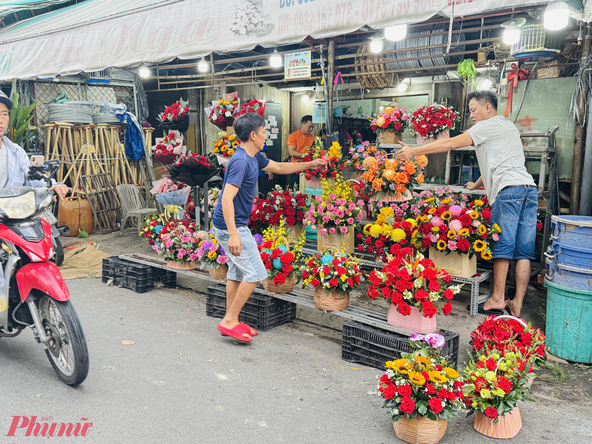 Hoa hồng đỏ Số lượng hoa hồng đỏ được các chủ shop cắm cũng nhiều hơn mọi khi
