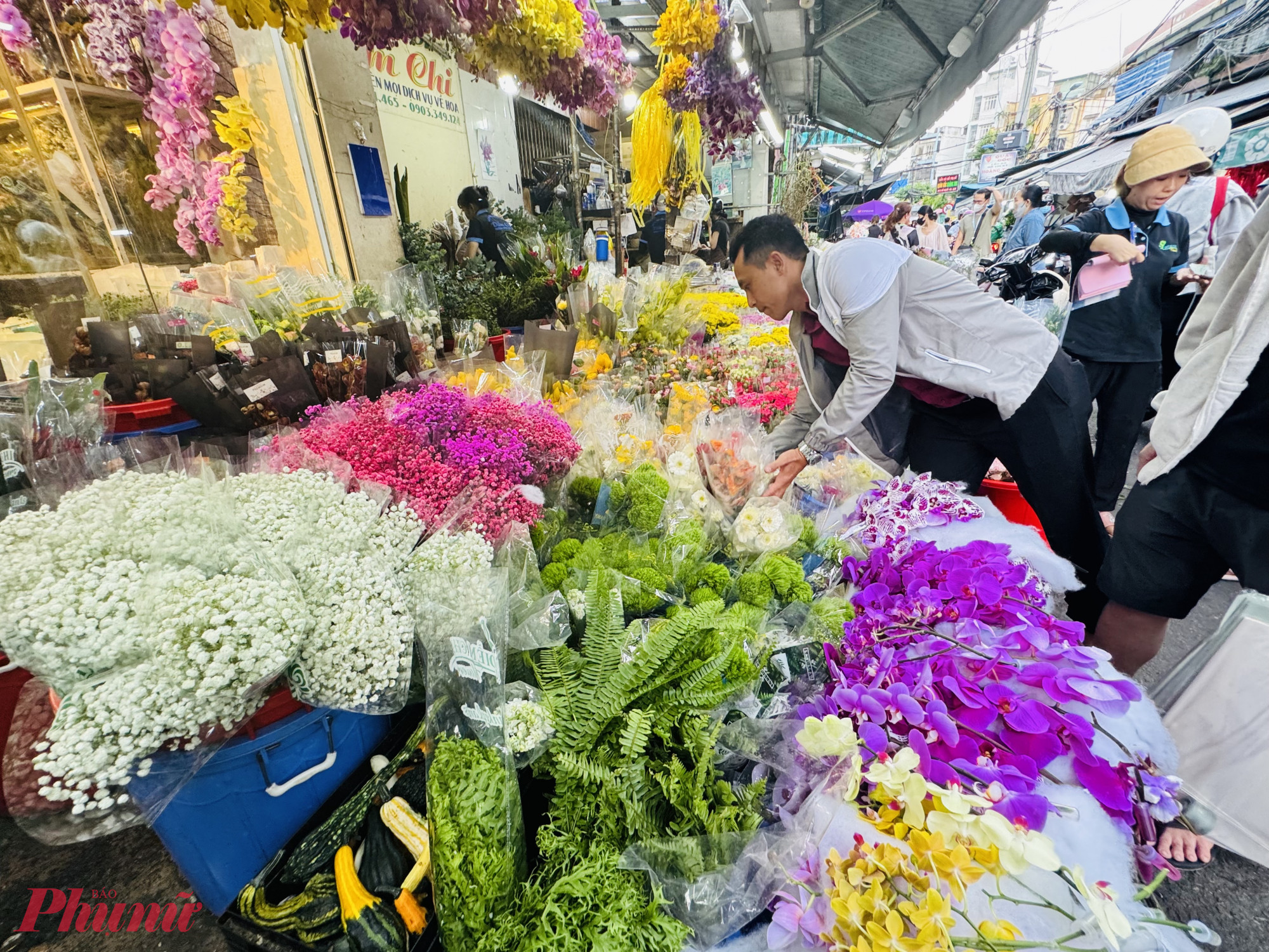 Một nhân viên tại Hoa lá Diễm Chi cho biết, năm nay 20/10 rơi vào ngày thứ Hai nên ngay từ chiều ngày 19/10 đã có nhiều người tranh thủ mua hoa tặng. Nhưng nhìn chung sức mua khá trầm lắng so với các dịp lễ trước. Có một số thời điểm, tại chợ có ùn ứ xe do lượng xe máy chạy vào đông. Nhưng phần lớn thời gian còn lại thì chợ khá thưa vắng
