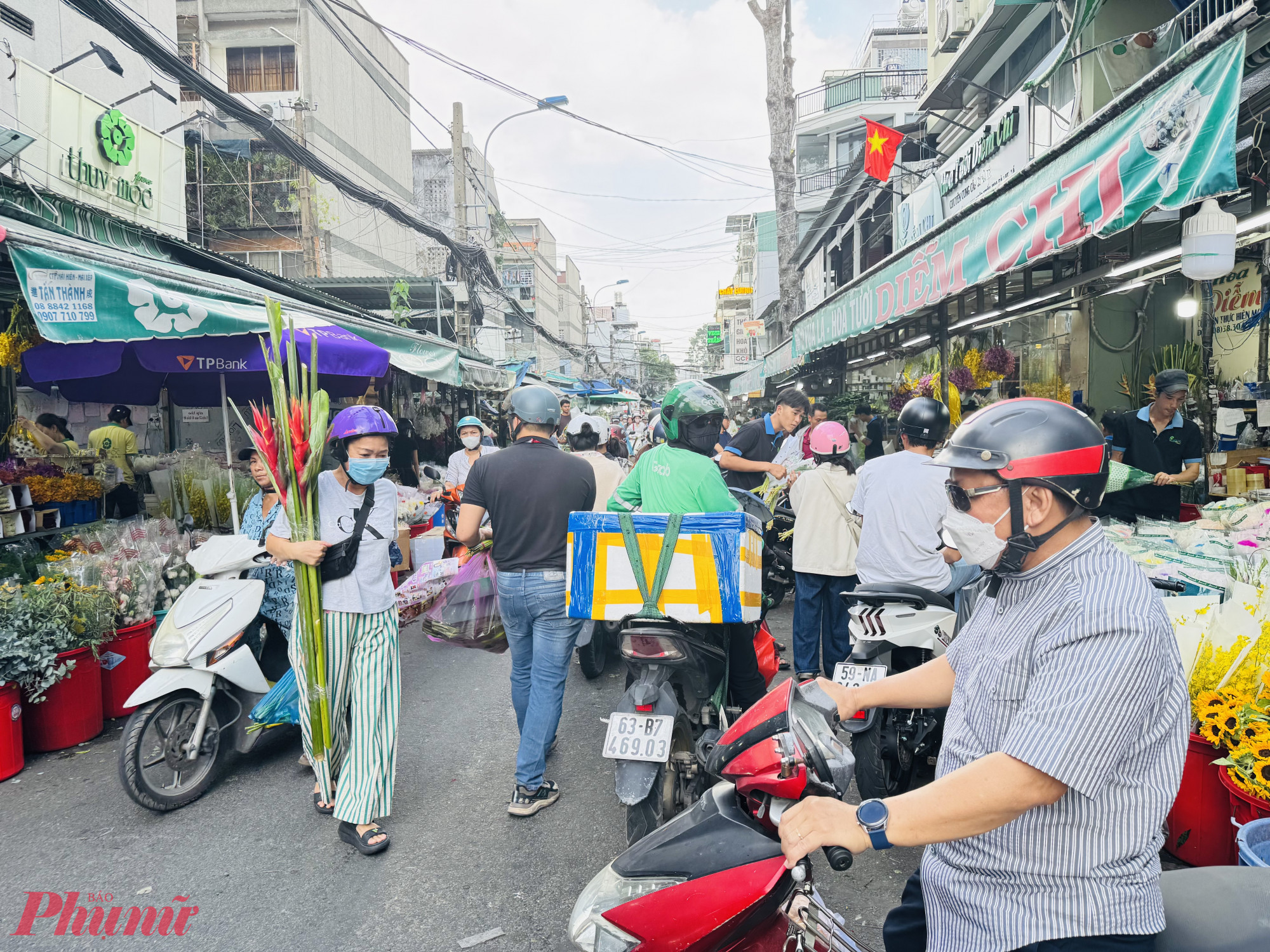 Theo chia sẻ từ các chủ vựa hoa, so ngày thường, sức mua hoa tại chợ tăng gấp đôi. Nhưng với các dịp lễ trước, sức mua hoa tại chợ khá trầm lắng, phải giảm từ 30-40%