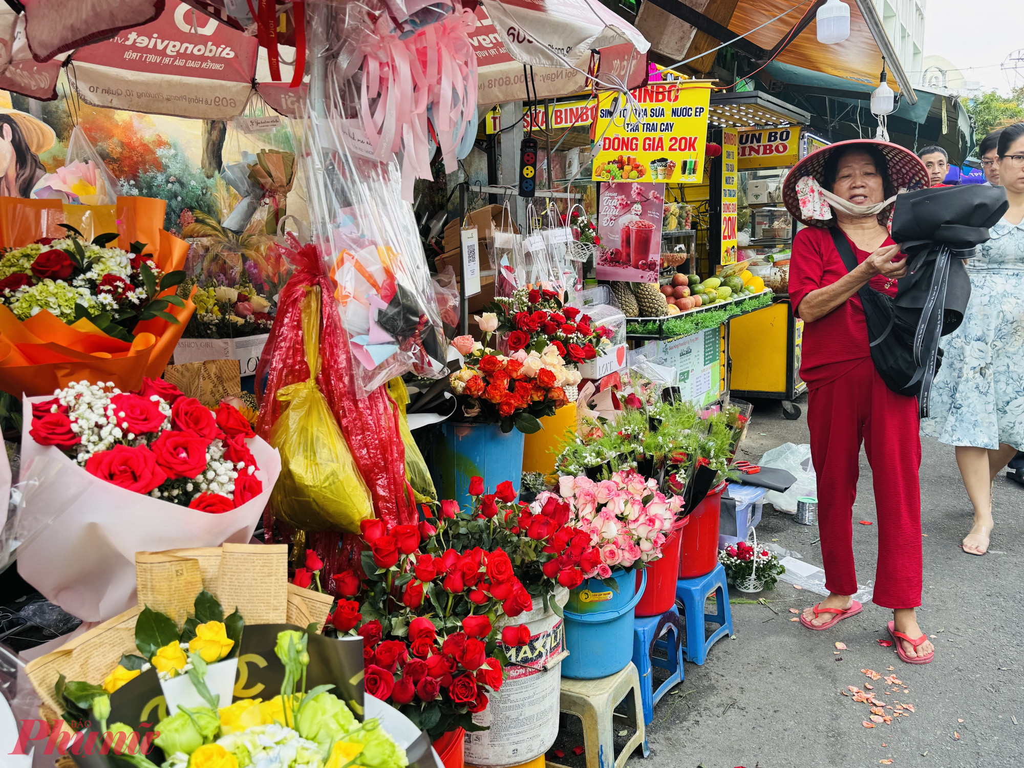bông hoa này đã nở bung, nhiều bông bắt đầu tàn