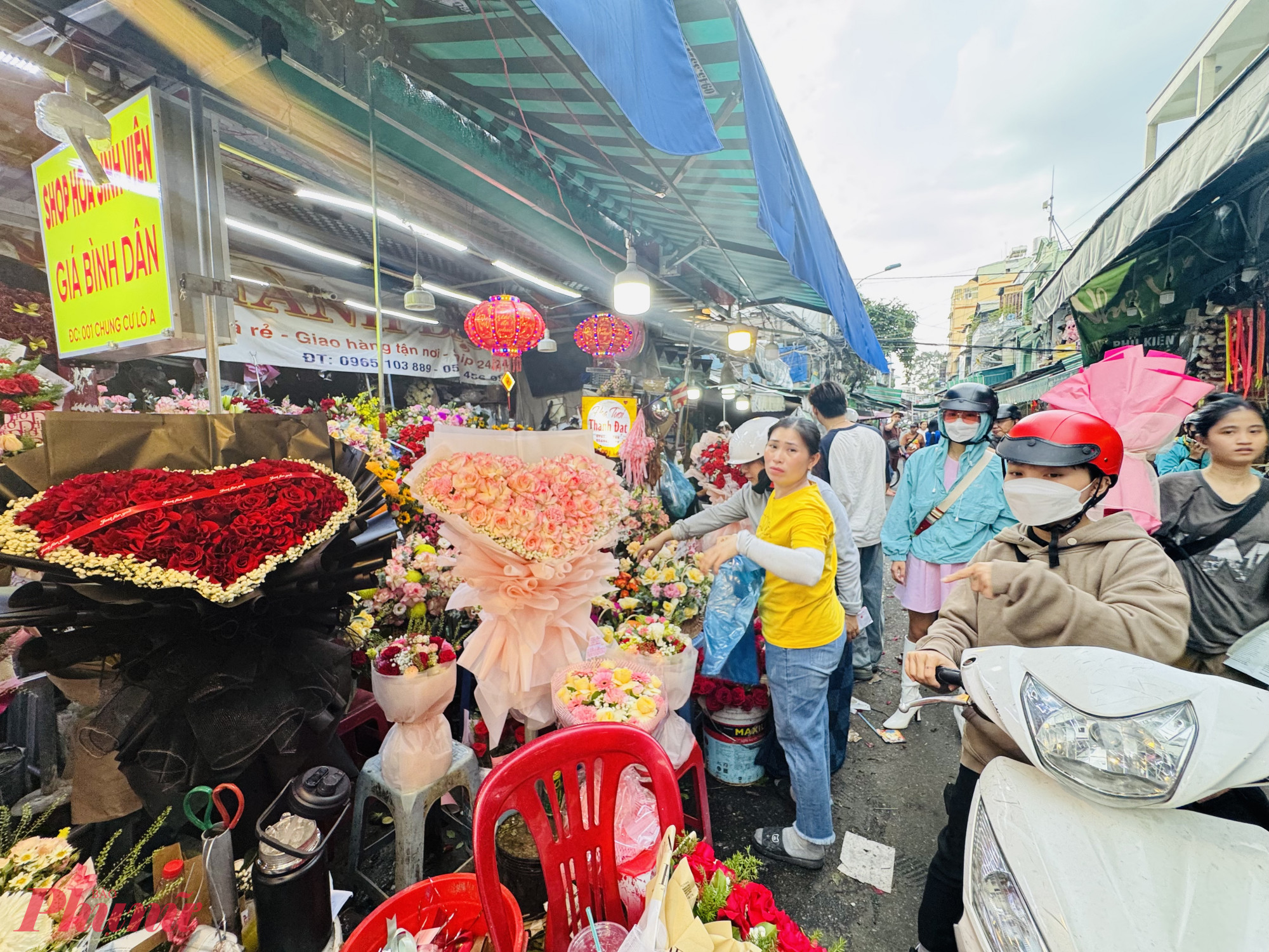 Quanh khu vực các sạp hoa giá bình dân này luôn trong tình trạng đông đúc, kẹt xe