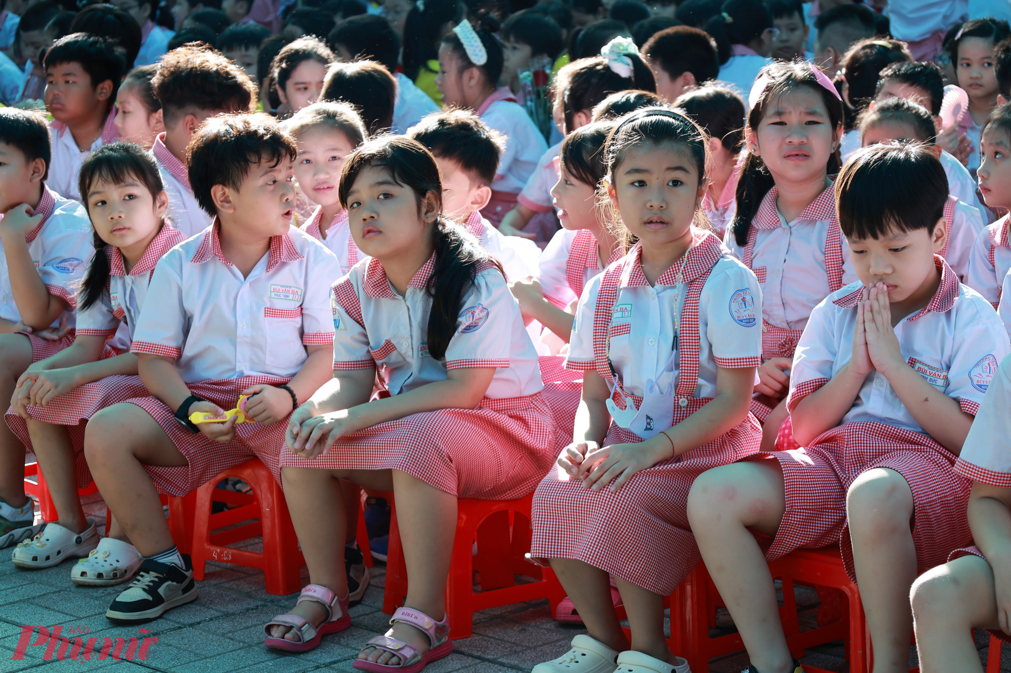 Học sinh Trường tiểu học Bùi Văn Ba lắng nghe về cuộc thi - Ảnh: Hồng Nga