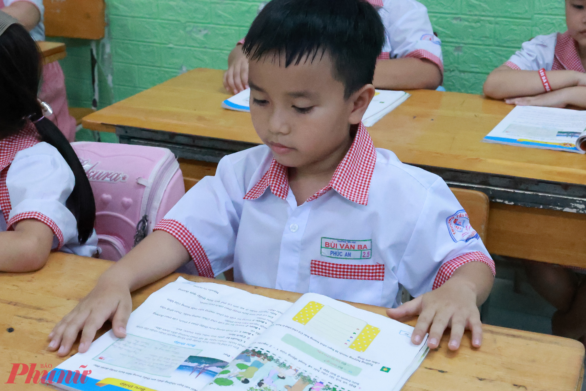 Trong lớp, An là cậu bé chăm ngoan, thường xuyên giúp đỡ bạn bè - Ảnh: Hồng Nga