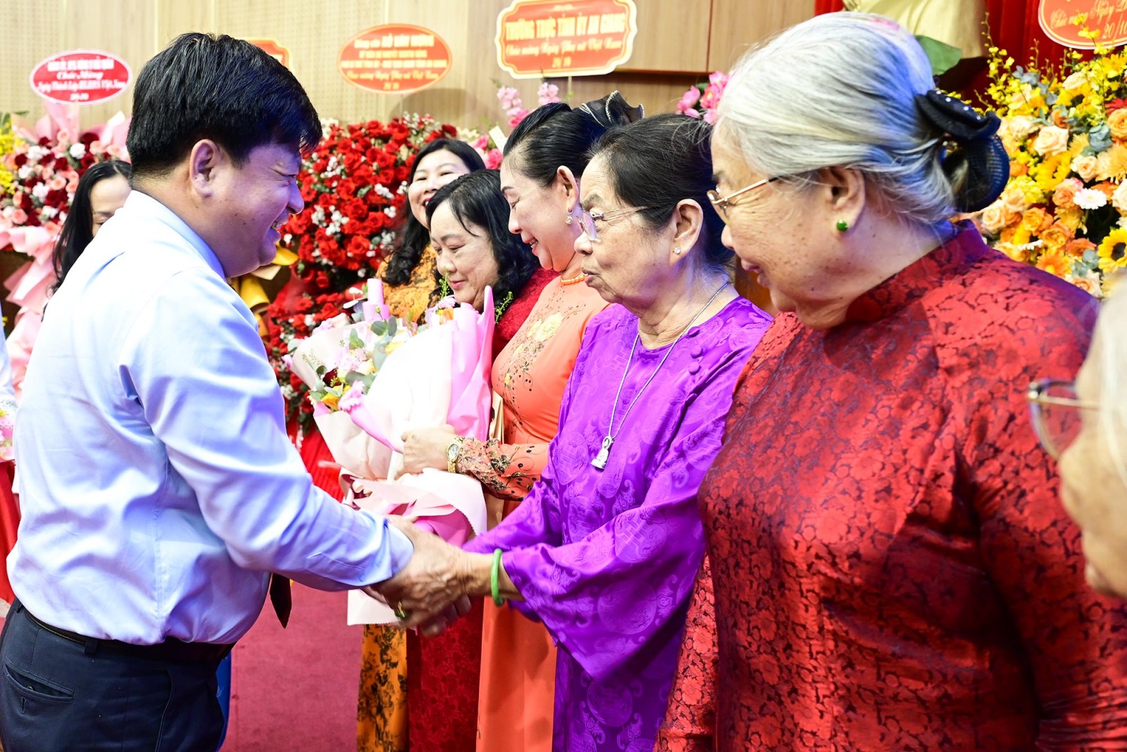 Lãnh đạo Ban Tuyên giáo Tỉnh ủy tặng hoa chúc mừng các nguyên lãnh đạo Hội LHPN tỉnh An Giang - Ảnh T.T