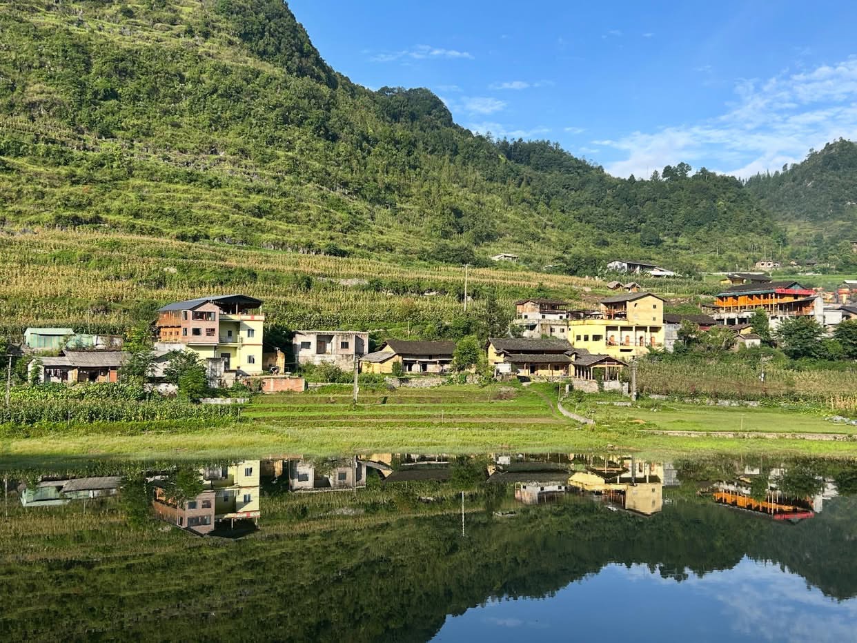 Lô Lô Chải nằm ở độ cao gần 1.600 m, nơi mây trời hòa cùng núi đá tai mèo tạo nên khung cảnh hùng vĩ nhưng vẫn đậm nét nguyên sơ. 