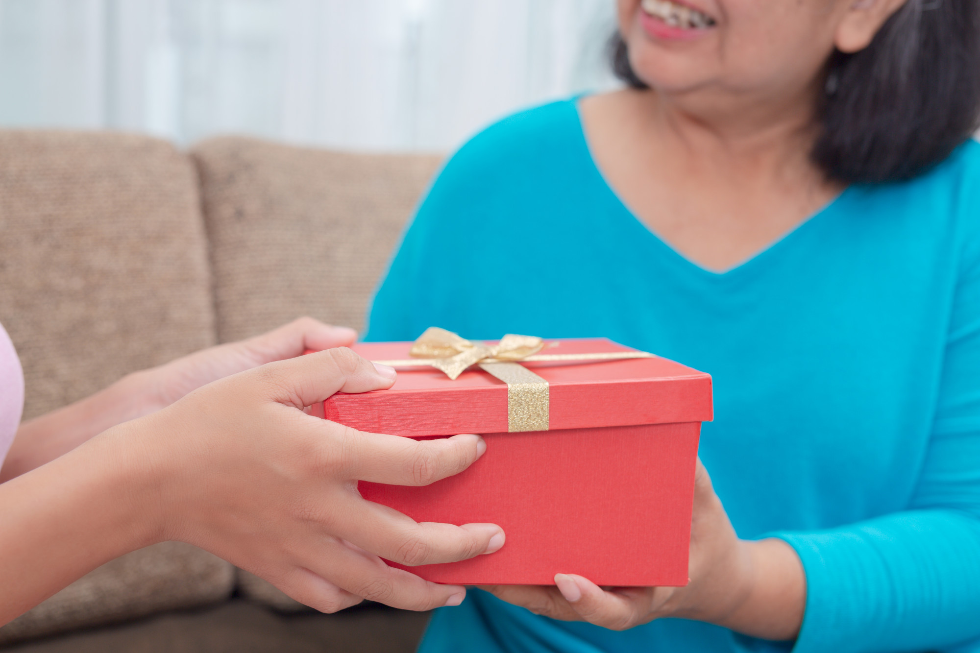 Tôi chợt nhận ra mẹ mình cũng rất dịu dàng, tình cảm khi được yêu thương (ảnh Freepik)