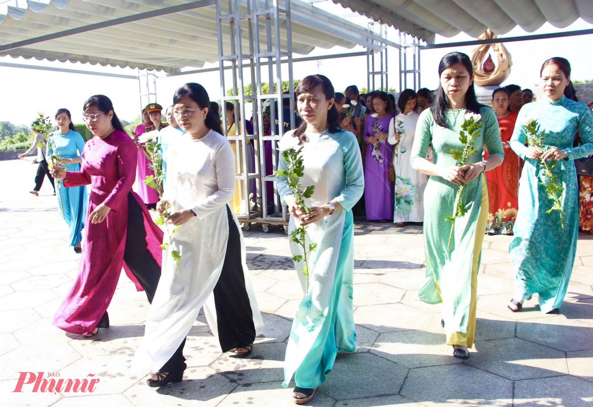 Đoàn đại biểu Hội LHPN xã Tân Nhựt viếng Khu truyền thống Cách mạng cuộc Tổng tiến công và nổi dậy Xuân Mậu Thân 1968