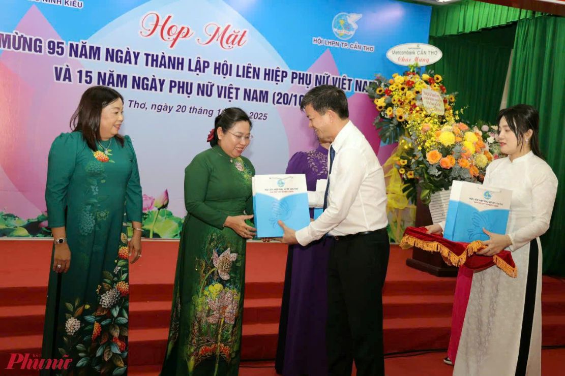 Ông Lê Quang Tùng - Bí thư Thành ủy Cần Thơ chúc mừng chị em phụ nữ nhân ngày 20/10. Ảnh: Trung Phạm