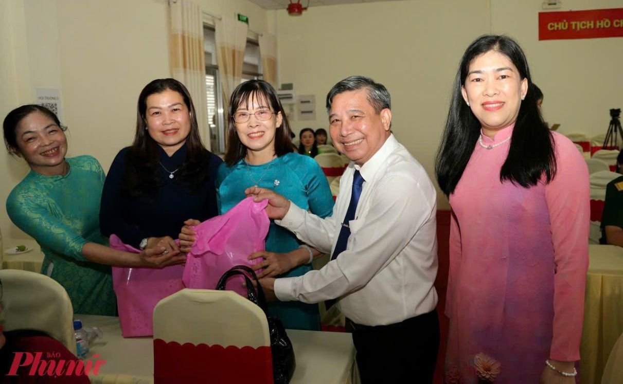 Ông Đồng Văn Thanh - Phó bí thư thường trực Thành ủy, Chủ tịch HĐND TP Cần Thơ - chúc mừng chị em phụ nữ nhân ngày 20/10. Ảnh: Trung Phạm