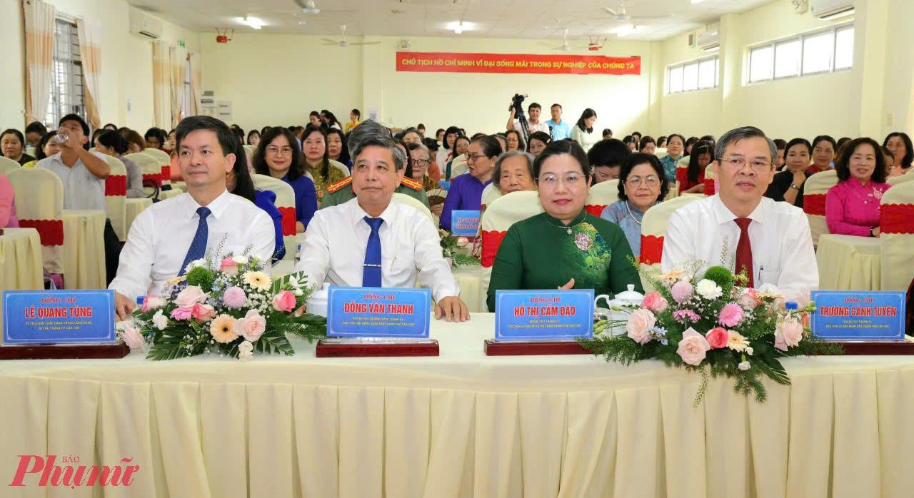 Lãnh đạo TP Cần Thơ tham dự buổi họp mặt vào chiều 20/10. Ảnh: Trung Phạm