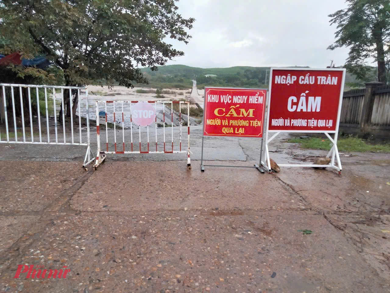 Cấm qua lại ở tràn Thạch Nham