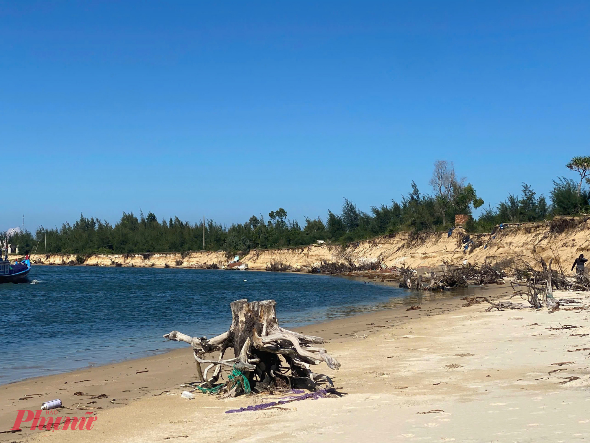 Tại bờ biển thôn Bình Trung (xã Tam Hải) tình trạng sạt lở đang diễn ra trên chiều dài khoảng 2km. Nhiều đoạn bờ biển bị sóng đánh mạnh, khoét sâu tạo thành những hàm ếch, hình thành vách đứng cao từ 4 - 5 m.