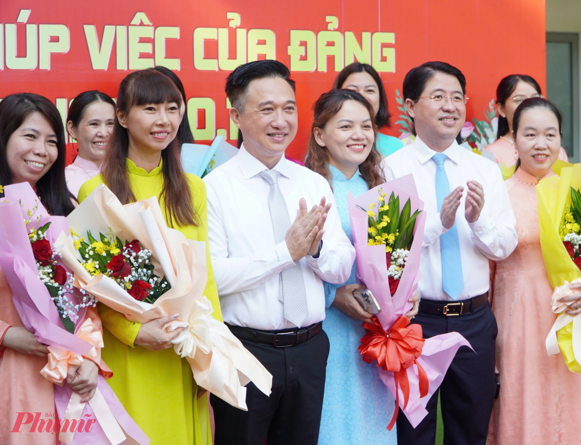 TPHCM tôn vinh nữ cán bộ, lãnh đạo và những người làm công tác tham mưu của Đảng nhân dịp 20/10 Ông Đặng Minh Thông và ông Phạm Hồng Sơn tặng hoa chúc mừng nữ cán bộ lãnh đạo các cơ quan tham mưu giúp việc của Thành ủy