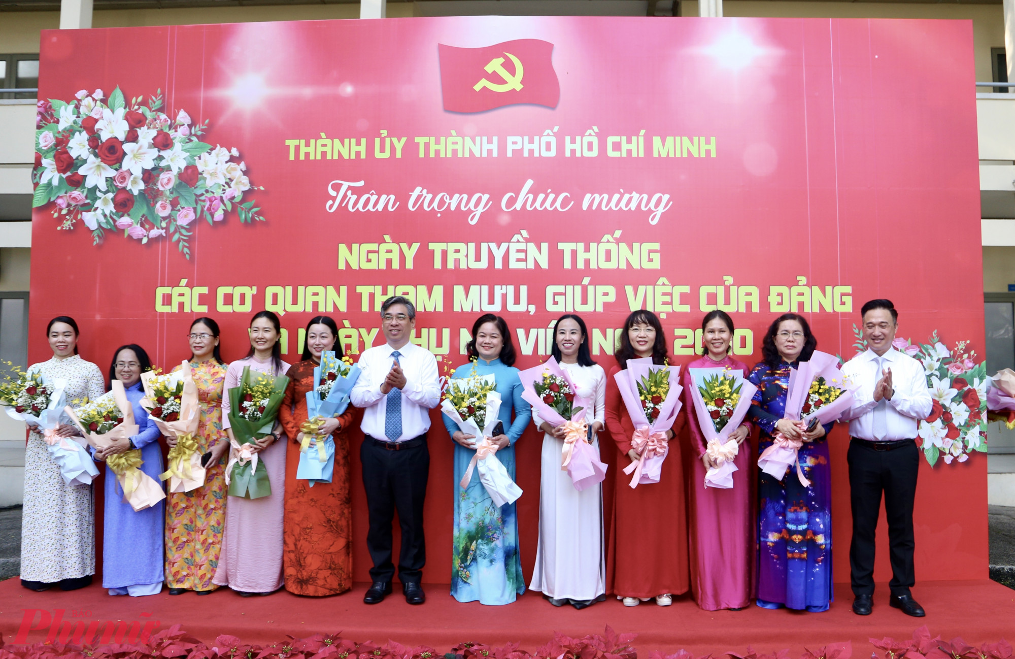 TPHCM tôn vinh nữ cán bộ, lãnh đạo và những người làm công tác tham mưu của Đảng nhân dịp 20/10 Ông Nguyễn Phước Lộc và ông Đặng Minh Thông tặng hoa chúc mừng nữ cán bộ lãnh đạo các cơ quan tham mưu giúp việc của Thành ủy