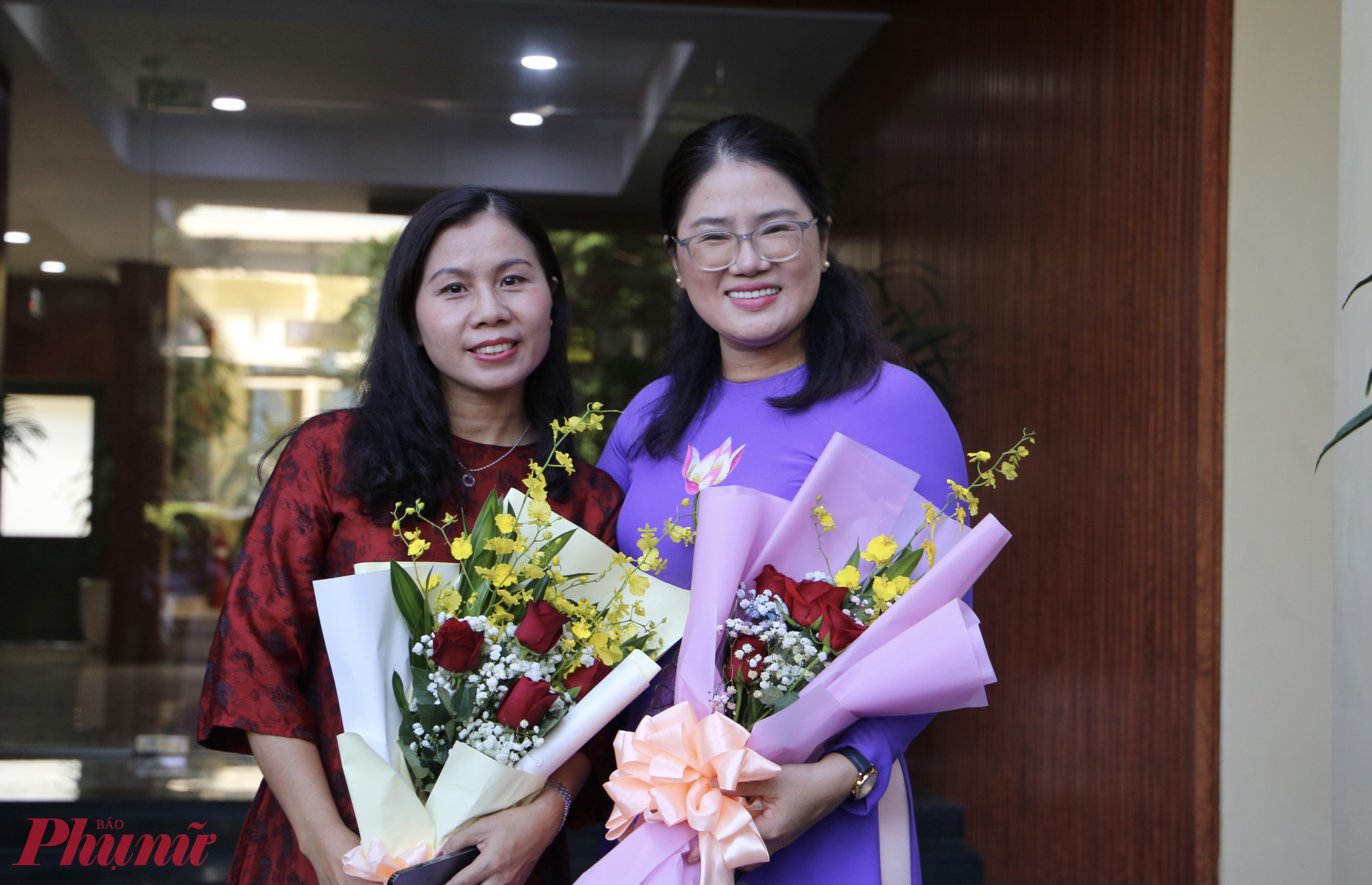 TPHCM tôn vinh nữ cán bộ, lãnh đạo và những người làm công tác tham mưu của Đảng nhân dịp 20/10 Những bóng hồng của khối cơ quan tham mưu, giúp việc Thành ủy vừa mềm mại trong đời thường, vừa bản lĩnh trong công việc.