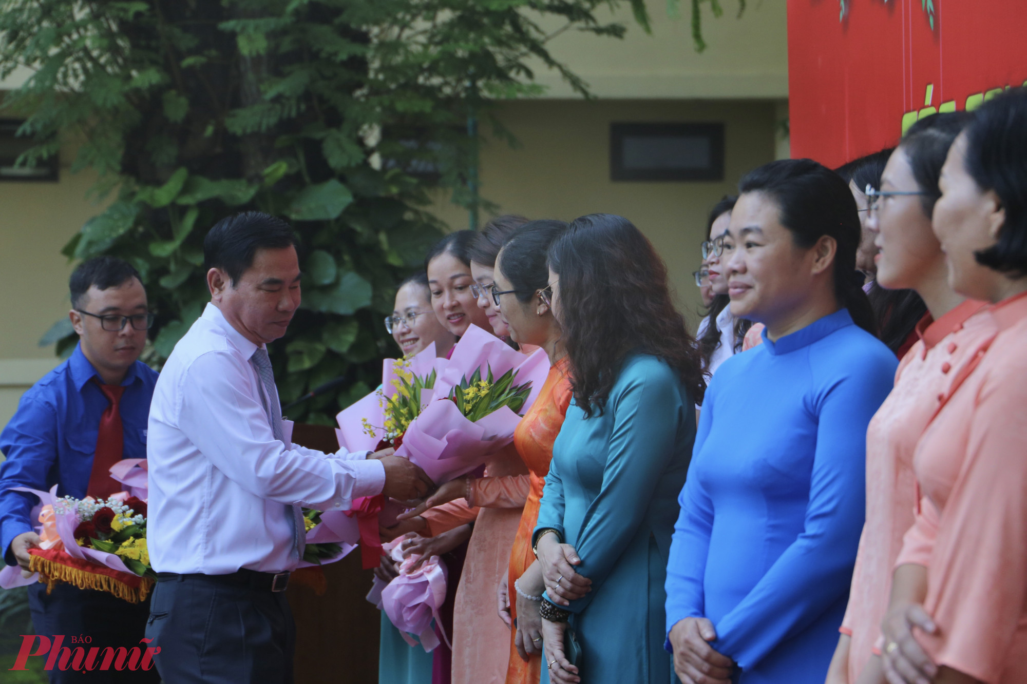 TPHCM tôn vinh nữ cán bộ, lãnh đạo và những người làm công tác tham mưu của Đảng nhân dịp 20/10 Lãnh đạo các ban phòng Thành uỷ TPHCM tặng hoa chúc mừng Các cán bộ nữ các cơ quan tham mưu giúp việc của Đảng trong Ngày thành lập Hội Liên hiệp Phụ nữ Việt Nam