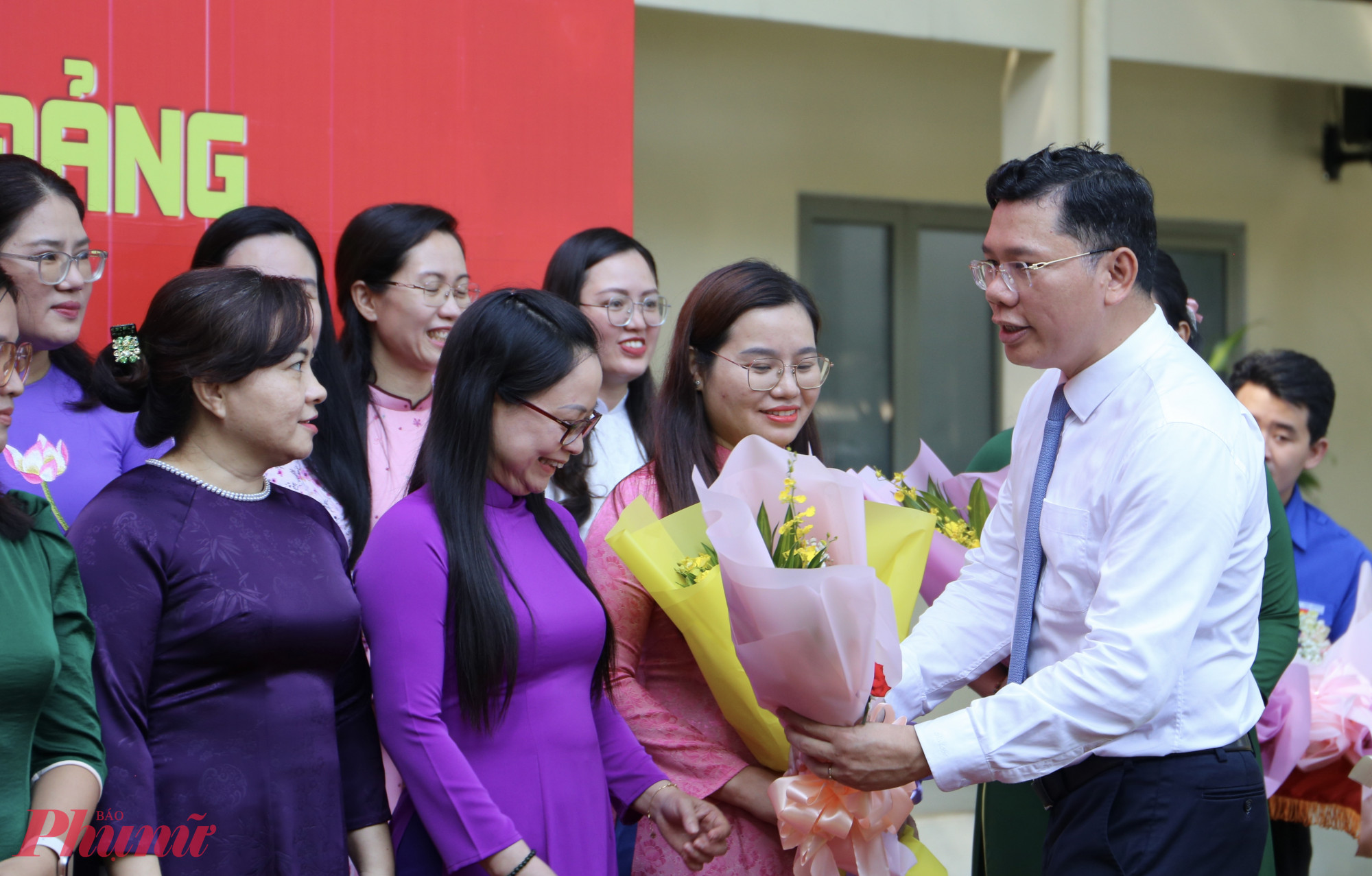 TPHCM tôn vinh nữ cán bộ, lãnh đạo và những người làm công tác tham mưu của Đảng nhân dịp 20/10 Lãnh đạo các ban phòng Thành uỷ TPHCM tặng hoa chúc mừng Các cán bộ nữ các cơ quan tham mưu giúp việc của Đảng rạng rỡ trong Ngày thành lập Hội Liên hiệp Phụ nữ Việt Nam