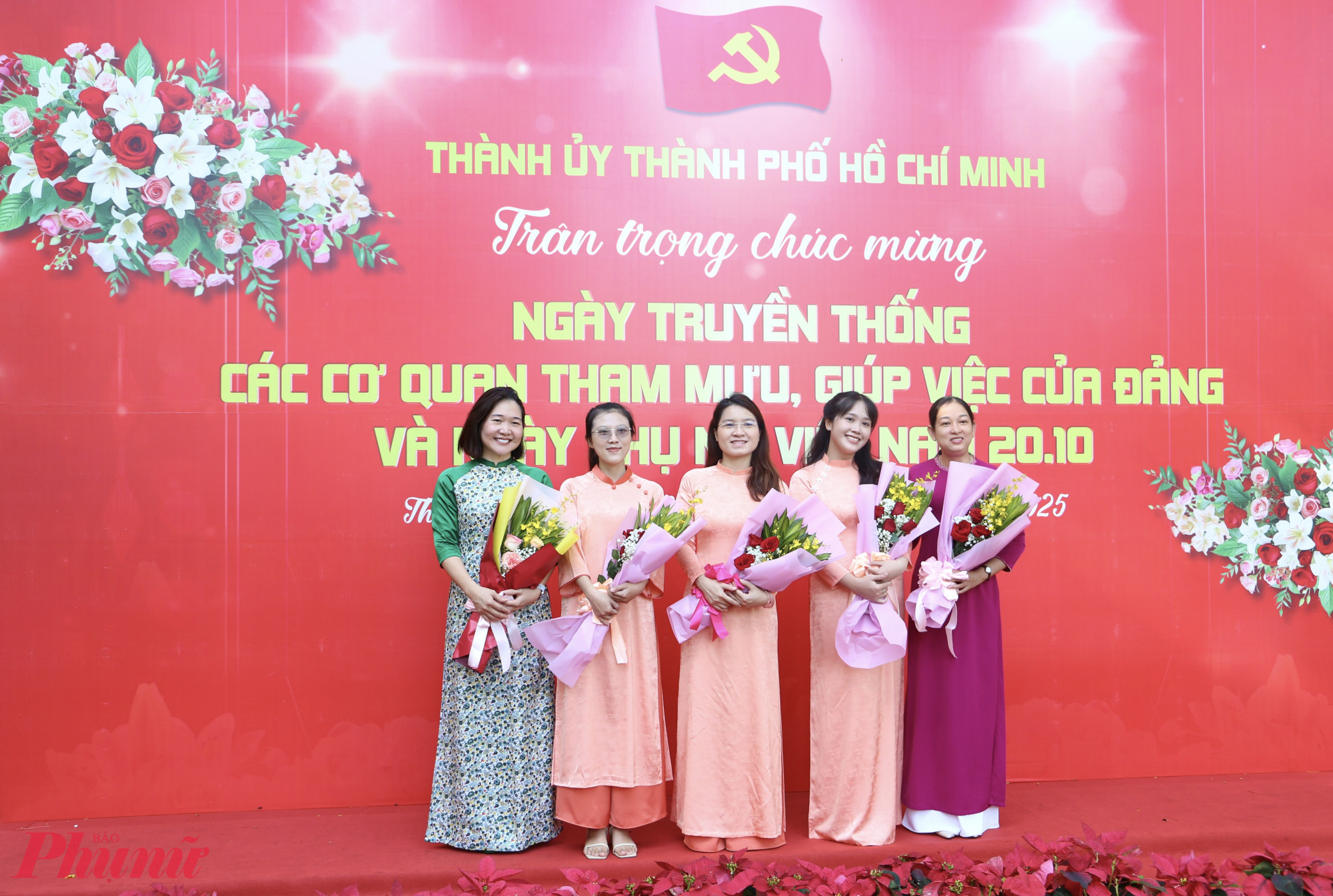 TPHCM tôn vinh nữ cán bộ, lãnh đạo và những người làm công tác tham mưu của Đảng nhân dịp 20/10 Các nữ cán bộ cơ quan tham mưu, giúp việc của Thành ủy rạng rỡ trong ngày tôn vinh phụ nữ Việt Nam.