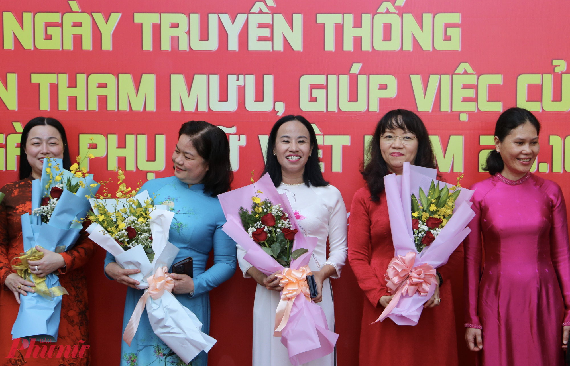 TPHCM tôn vinh nữ cán bộ, lãnh đạo và những người làm công tác tham mưu của Đảng nhân dịp 20/10 Bà Võ Ngọc Thanh Trúc - Chủ tịch Hội LHPN TPHCM cùng các nữ cán bộ lãnh đạo các cơ quan tham mưu giúp việc của Thành ủy rạng rỡ trong ngày kỷ niệm 95 năm Ngày thành lập Hội Liên hiệp Phụ nữ Việt Nam (20/10/1930 - 20/10/2025)