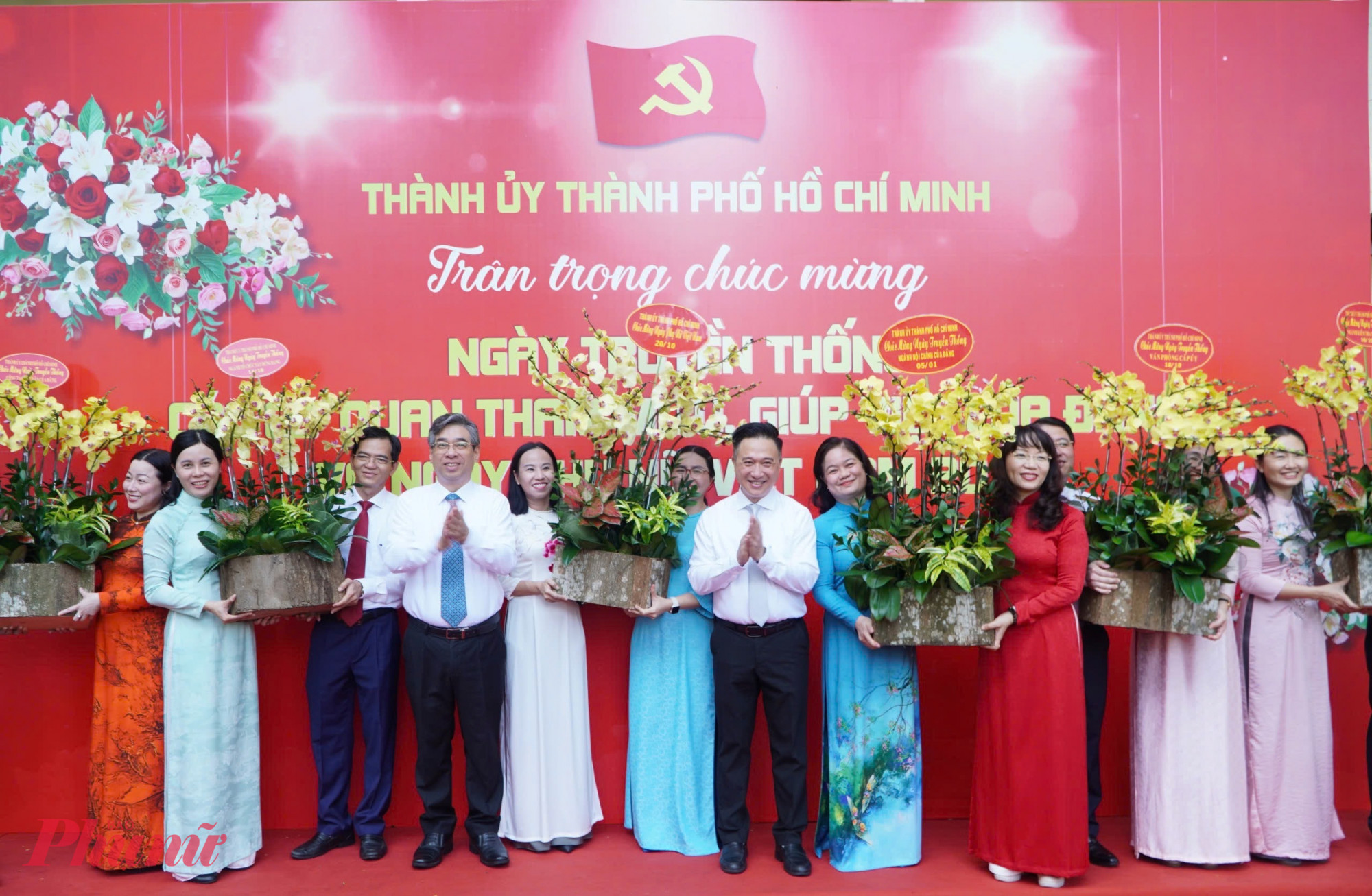 TPHCM tôn vinh nữ cán bộ, lãnh đạo và những người làm công tác tham mưu của Đảng nhân dịp 20/10 Ông Nguyễn Phước Lộc và ông Đặng Minh Thông tặng hoa chúc mừng các cơ quan tham mưu giúp việc của Thành ủy nhân ngày truyền thống của ngành