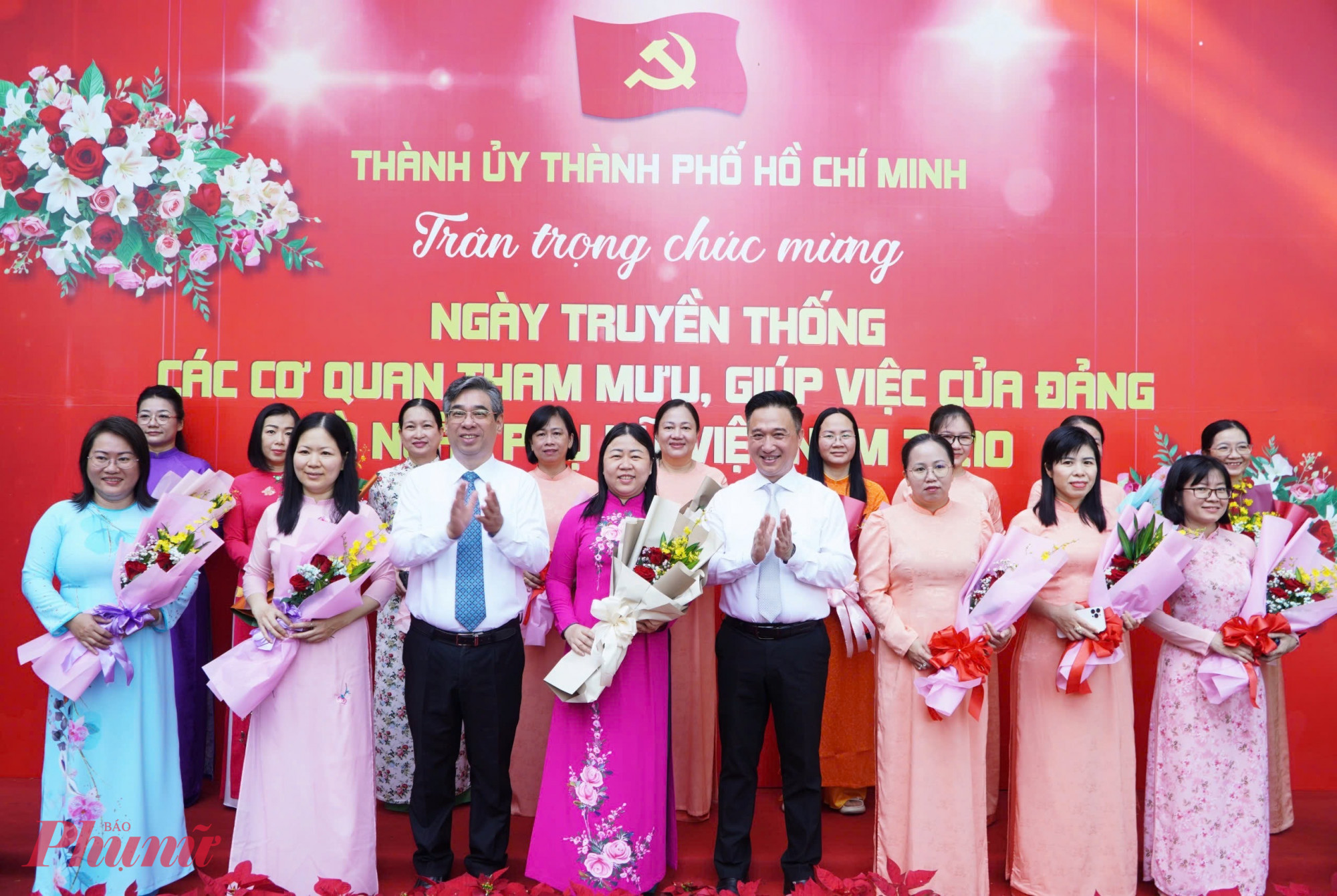 TPHCM tôn vinh nữ cán bộ, lãnh đạo và những người làm công tác tham mưu của Đảng nhân dịp 20/10 Ông Nguyễn Phước Lộc và ông Đặng Minh Thông tặng hoa chúc mừng nữ cán bộ lãnh đạo các cơ quan tham mưu giúp việc của Thành ủy