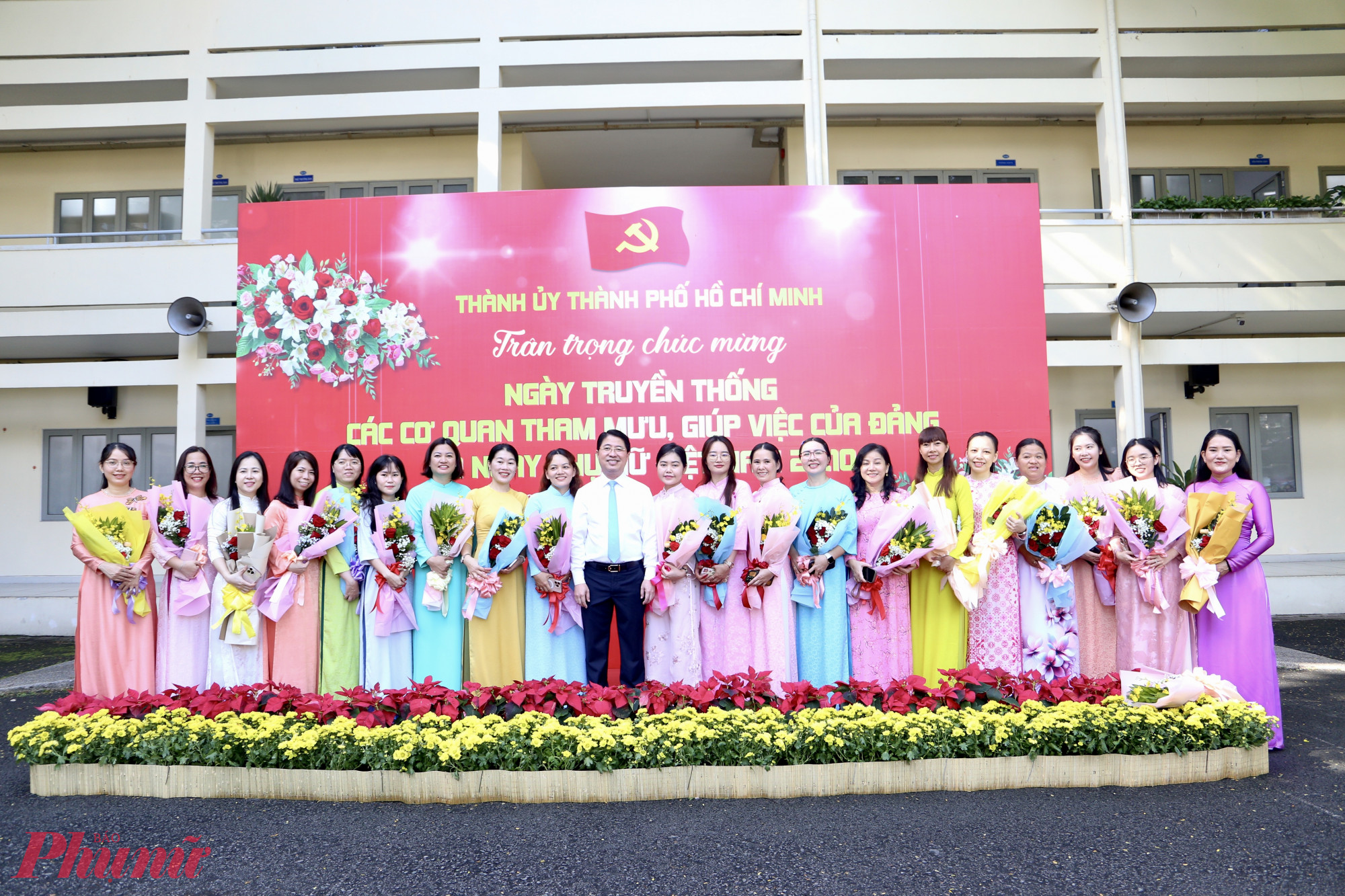 TPHCM tôn vinh nữ cán bộ, lãnh đạo và những người làm công tác tham mưu của Đảng nhân dịp 20/10 c đồng chí cán bộ nữ các cơ quan tham mưu giúp việc của Đảng rạng rỡ trong Ngày thành lập Hội Liên hiệp Phụ nữ Việt Nam