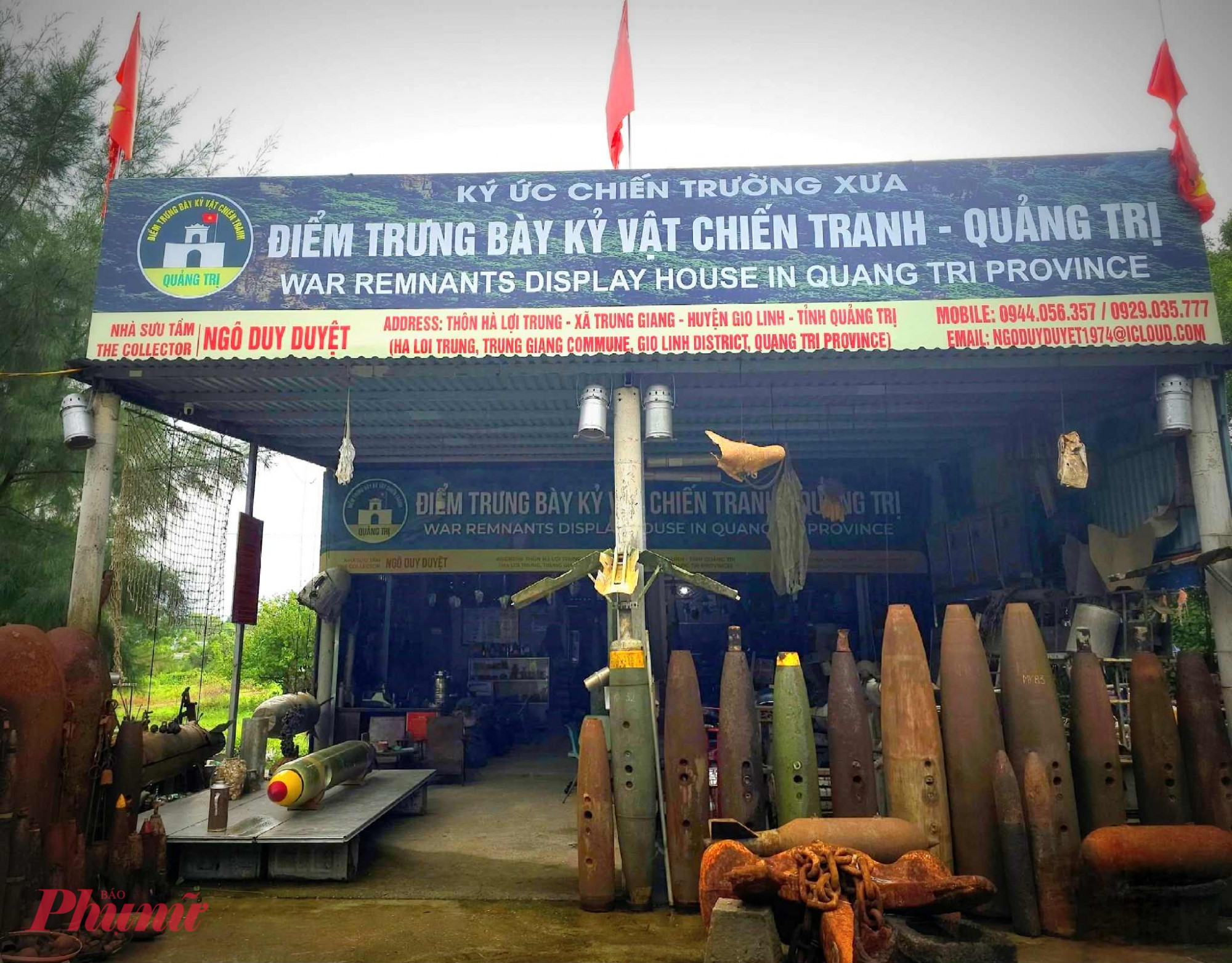 Trong ngôi nhà của kỷ vật chiến tranh Ngôi nhà đơn sơ trưng bày kỉ vật chiến tranh nằm cạnh con đường bên bờ biển.