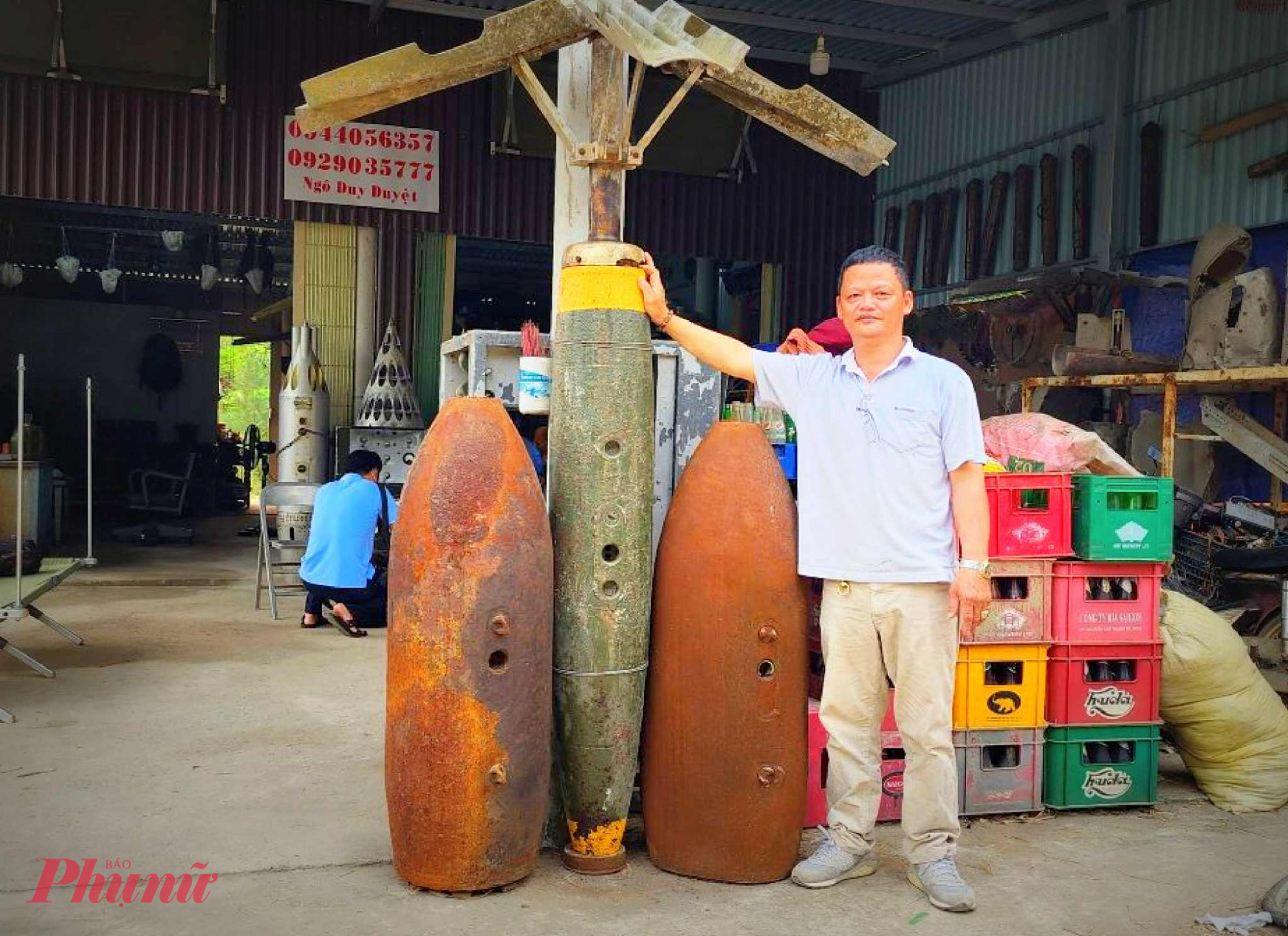 Trong ngôi nhà của kỷ vật chiến tranh Hơn 25 năm qua, anh duyệt đã miệt mài sưu tầm hơn 1.000 kỉ vật thời chiến và trưng bày tại nhà của mình.