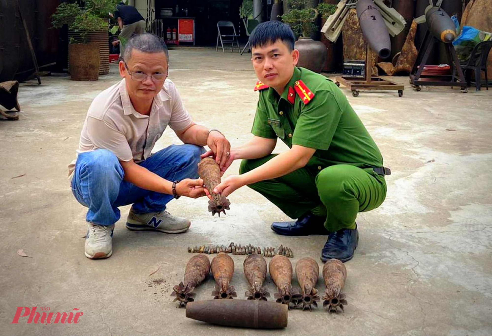Trong ngôi nhà của kỷ vật chiến tranh Trong quá trình sưu tầm, anh Duyệt vẫn thường xuyên tìm được những vũ khí, vật liệu nổ còn sót lại, anh báo cáo và giao nộp tới cơ quan chức năng.