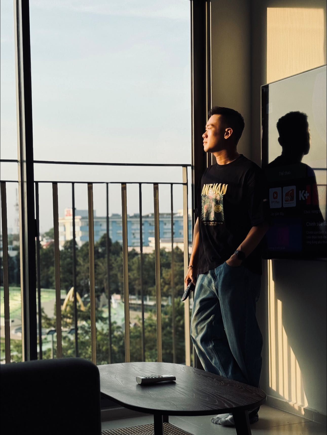 Biên tập viên Minh Phương chụp tại một góc trong căn hộ của mình - Ảnh: Nhân vật cung cấp