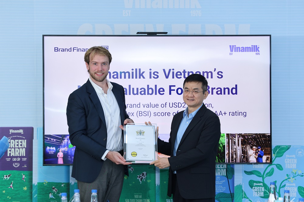 Ông Nguyễn Quang Trí - Giám đốc điều hành Marketing Vinamilk - nhận chứng nhận Top 100 thương hiệu giá trị nhất Việt Nam từ đại diện Brand Finance - Ảnh: Nguyễn Hoàng
