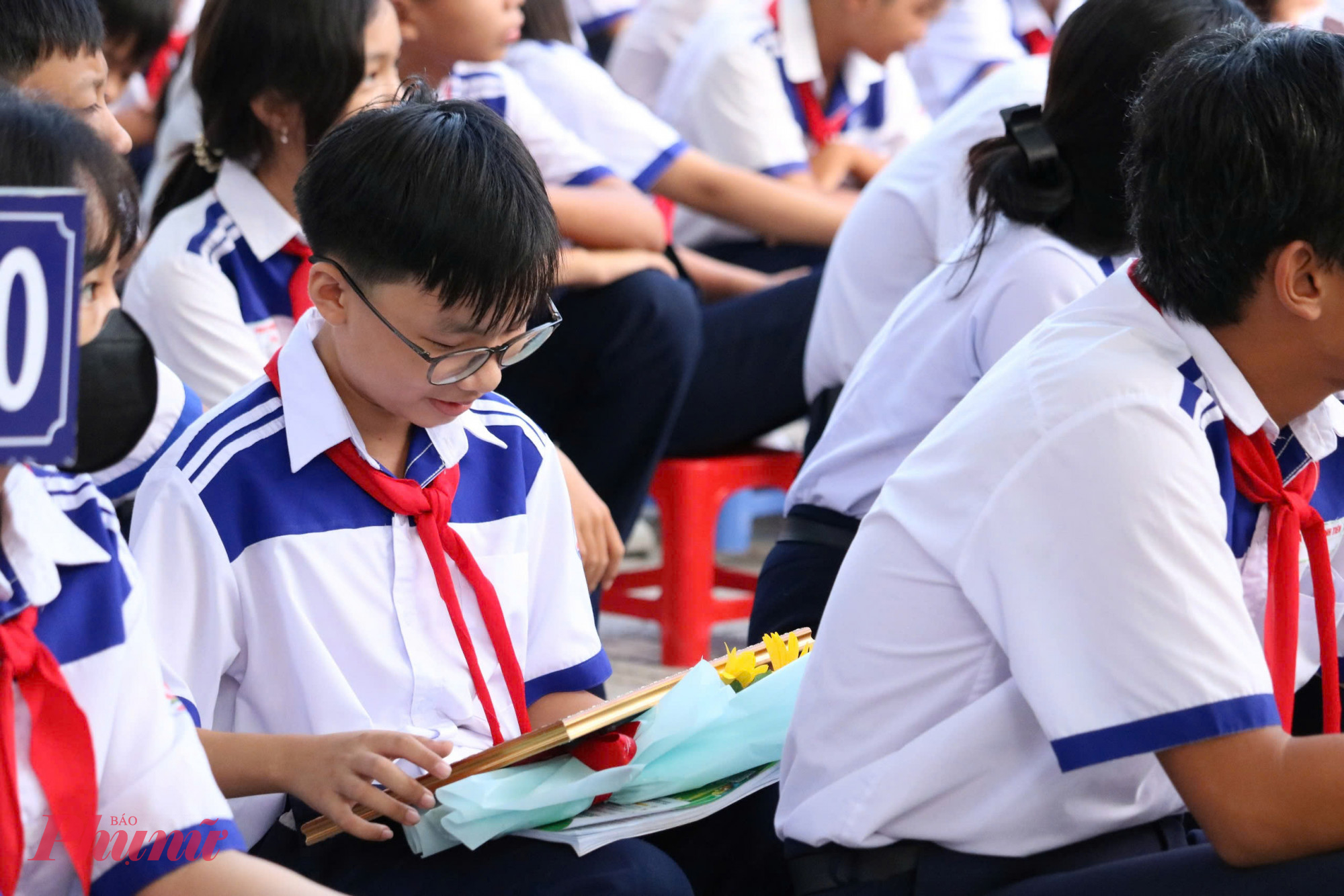 Em Mai Nguyễn Quốc Bảo nhìn ngắm bằng khen vừa được nhận 