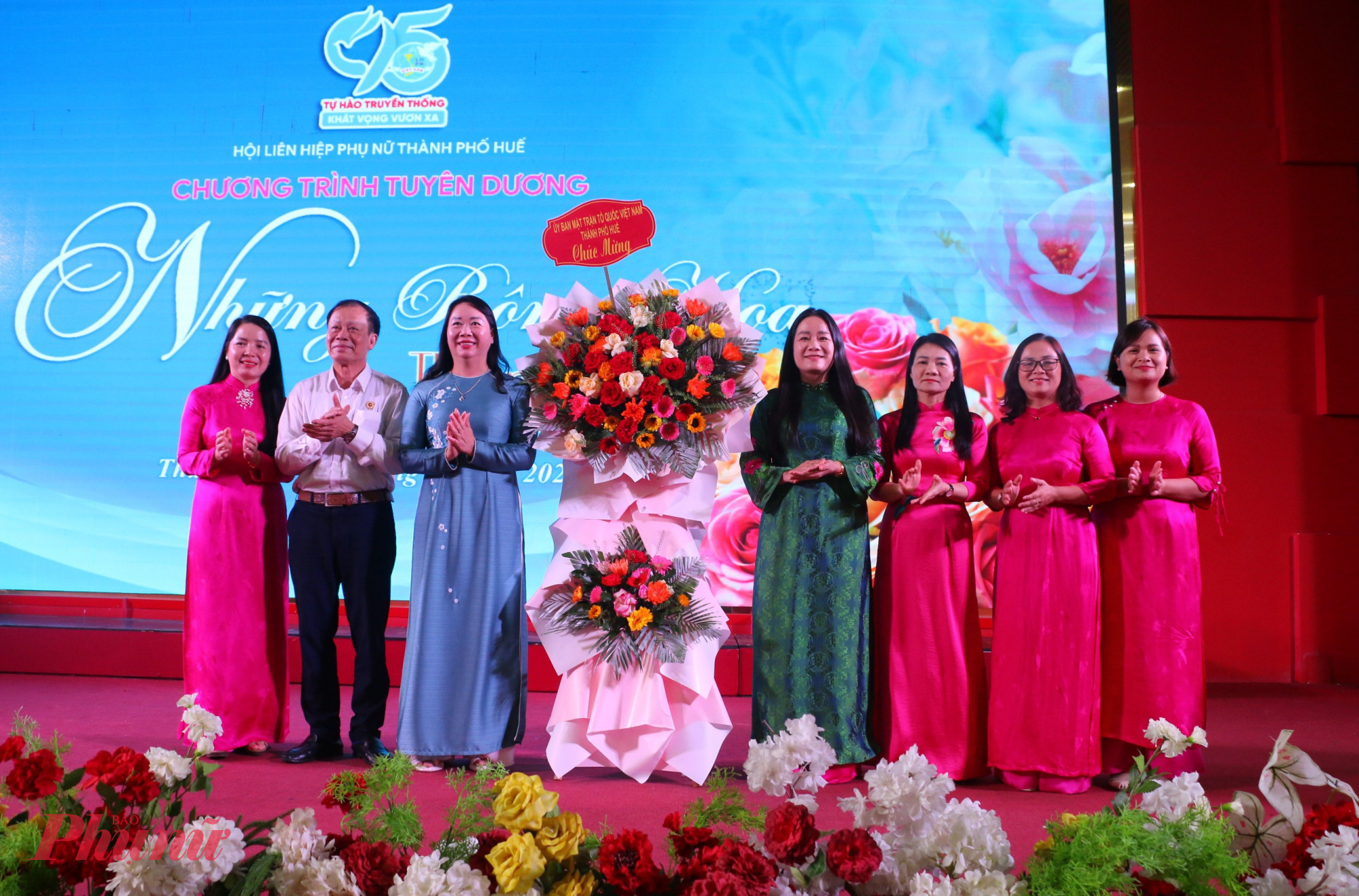 Lãnh đạo Ủy ban MTTQ Việt Nam TP Huế tặng hoa chức mừng