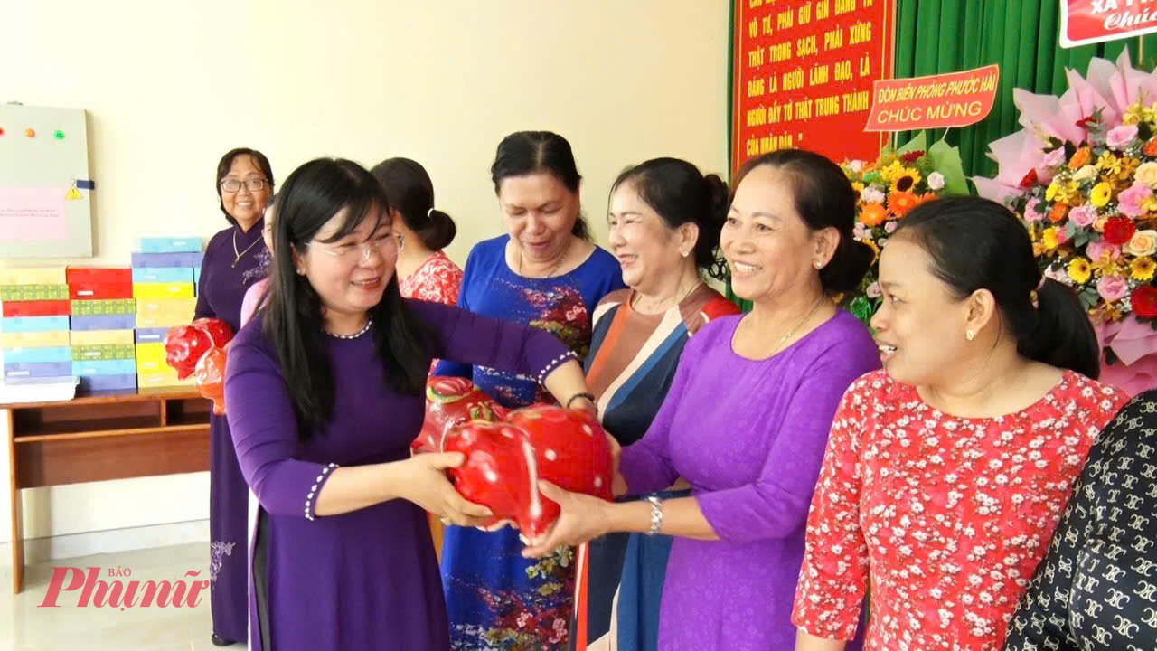 Hội LHPN xã tặng heo đất cho các chi hội thực hiện nuôi heo đất từ mô hình “tiết kiệm thu gom phế liệu”