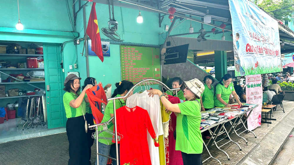 Gian hàng “Áo dài yêu thương” của Hội LHPN phường Tân Phú trở thành điểm đến yêu thương của nhiều chị em phụ nữ