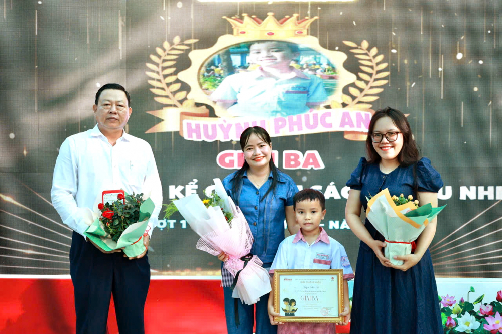 Gieo mầm tình yêu với sách Thí sinh Huỳnh Phúc An - học sinh lớp 2/5, Trường tiểu học Bùi Văn Ba, TPHCM - đoạt giải Ba của cuộc thi - ẢNH: HỒNG NGA