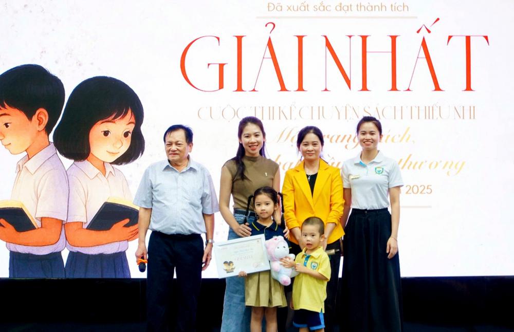 Gieo mầm tình yêu với sách Đại diện ban tổ chức và ban giám hiệu nhà trường trao giải thưởng cho thí sinh Nguyễn Hoàng Quỳnh Anh - Ảnh: Nguyễn Thị Ngọc