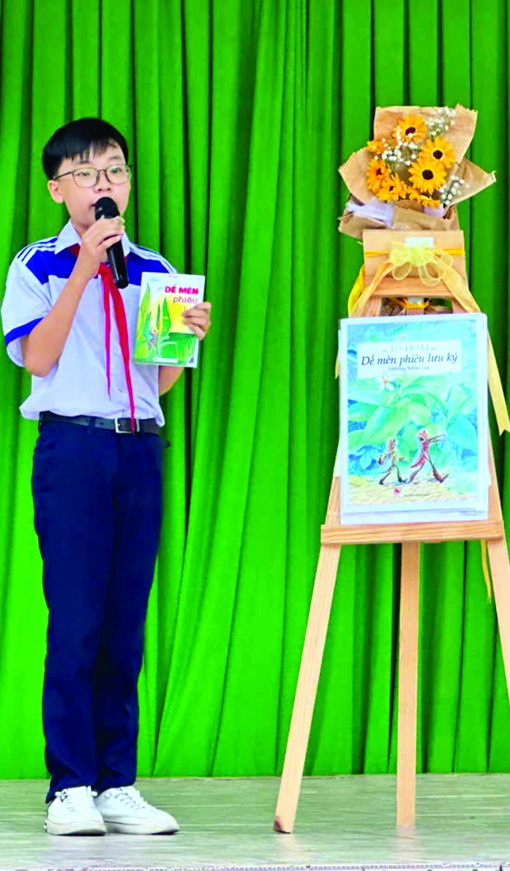 Gieo mầm tình yêu với sách Thí sinh Mai Nguyễn Quốc Bảo (đoạt giải Nhì) - học sinh lớp 8A9, Trường THCS Nguyễn Đăng Sơn, tỉnh An Giang - tự tin giới thiệu tác phẩm Dế mèn phiêu lưu ký ẢNH: THẢO VÂN
