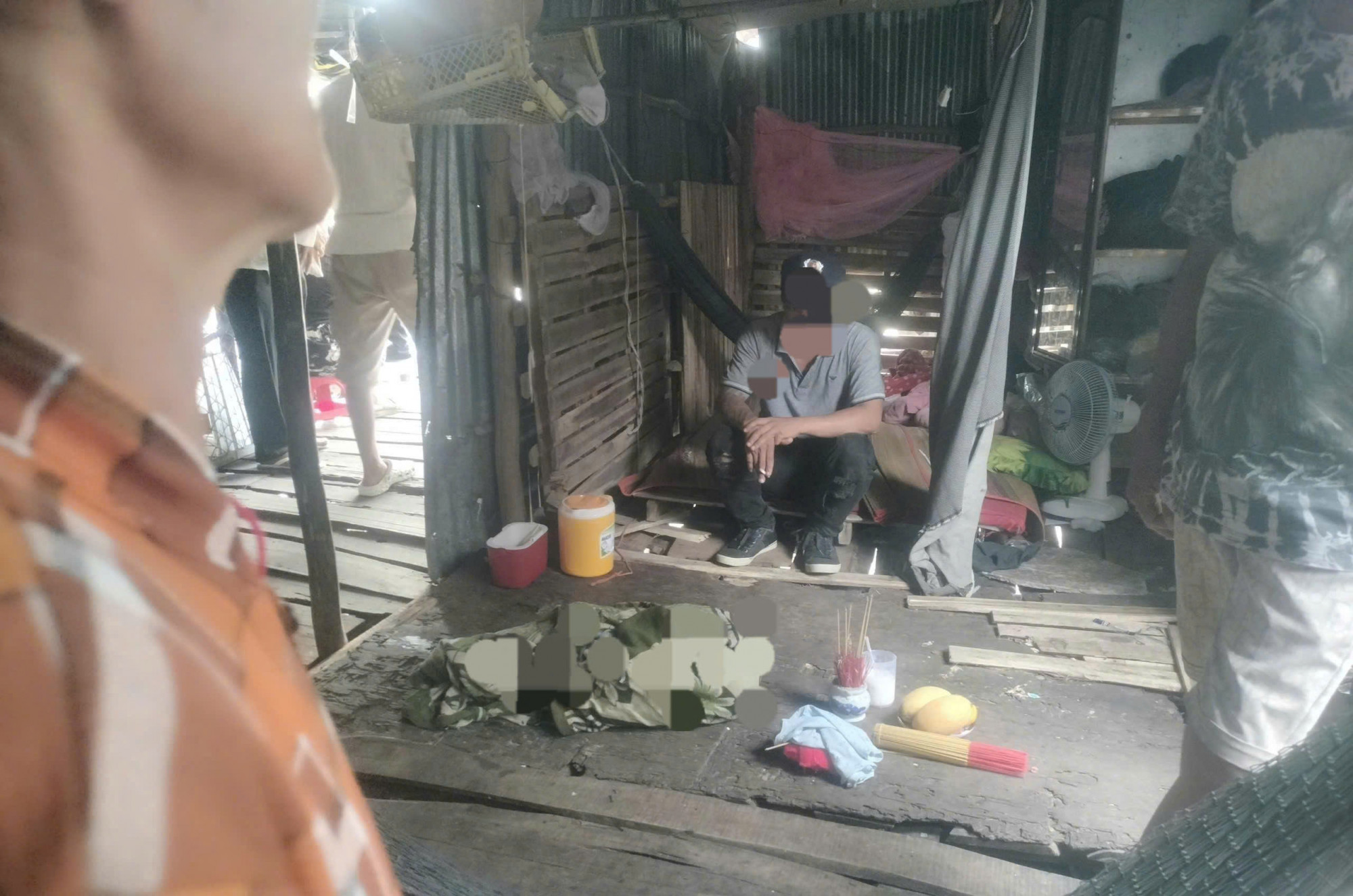Thi thể bé trai 4 tháng tuổi được tìm thấy cách nhà khoảng 3km, lực lượng tìm kiếm đã bàn giao cho gia đình lo hậu sự - Ảnh địa phương cung cấp