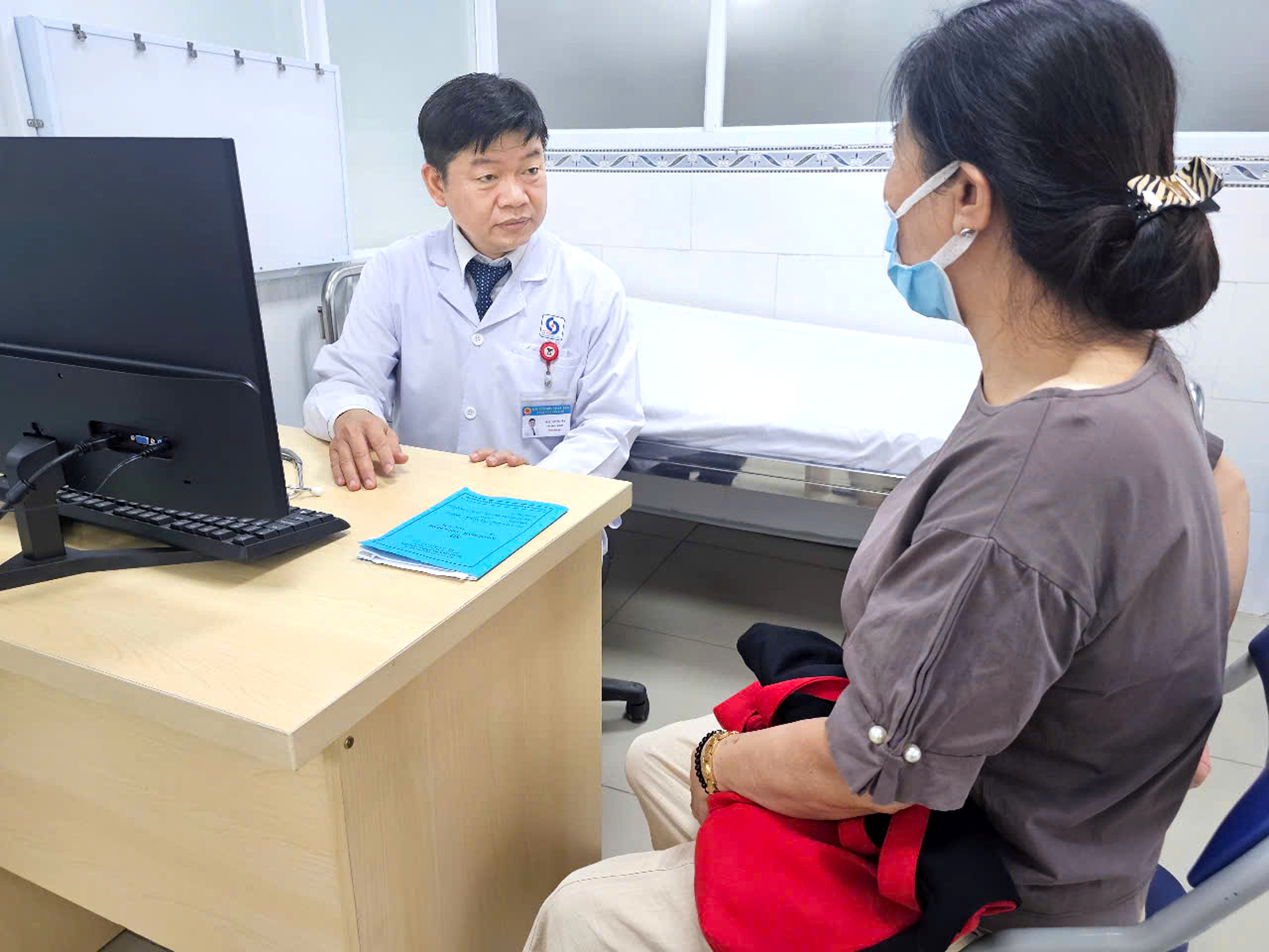 Bệnh gì cũng hỏi AI: thói quen nguy hiểm thời công nghệ Bác sĩ Võ Văn Tân thăm khám cho người bệnh