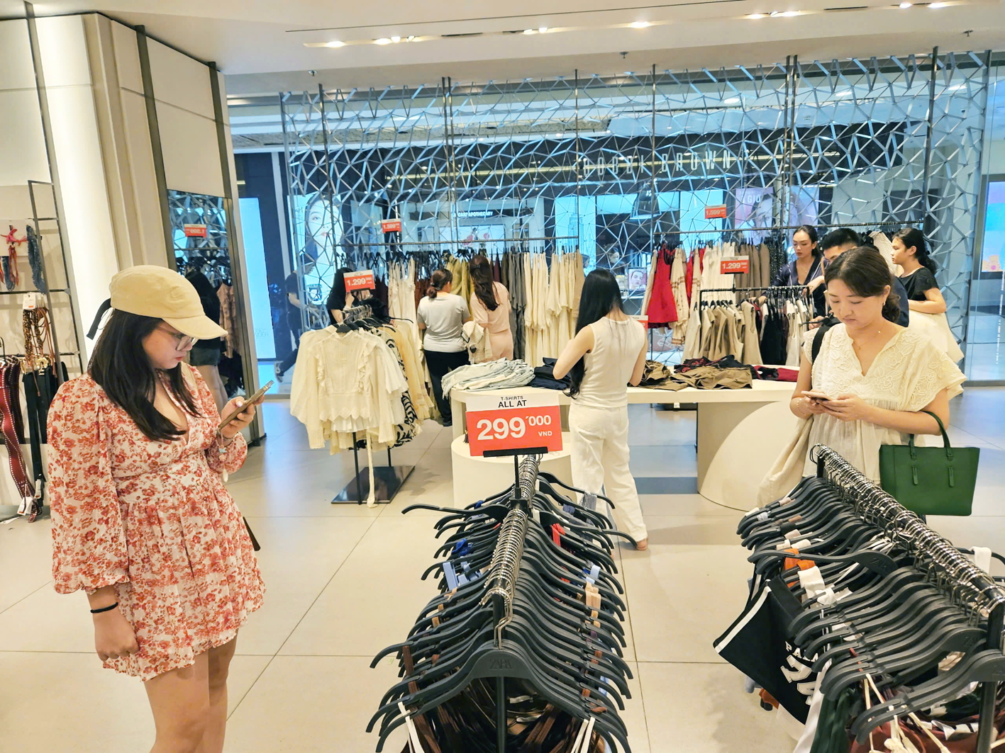Nhóm khách hàng trẻ chọn mua hàng thời trang nhanh ở trung tâm thương mại Vincom Đồng Khởi, TPHCM