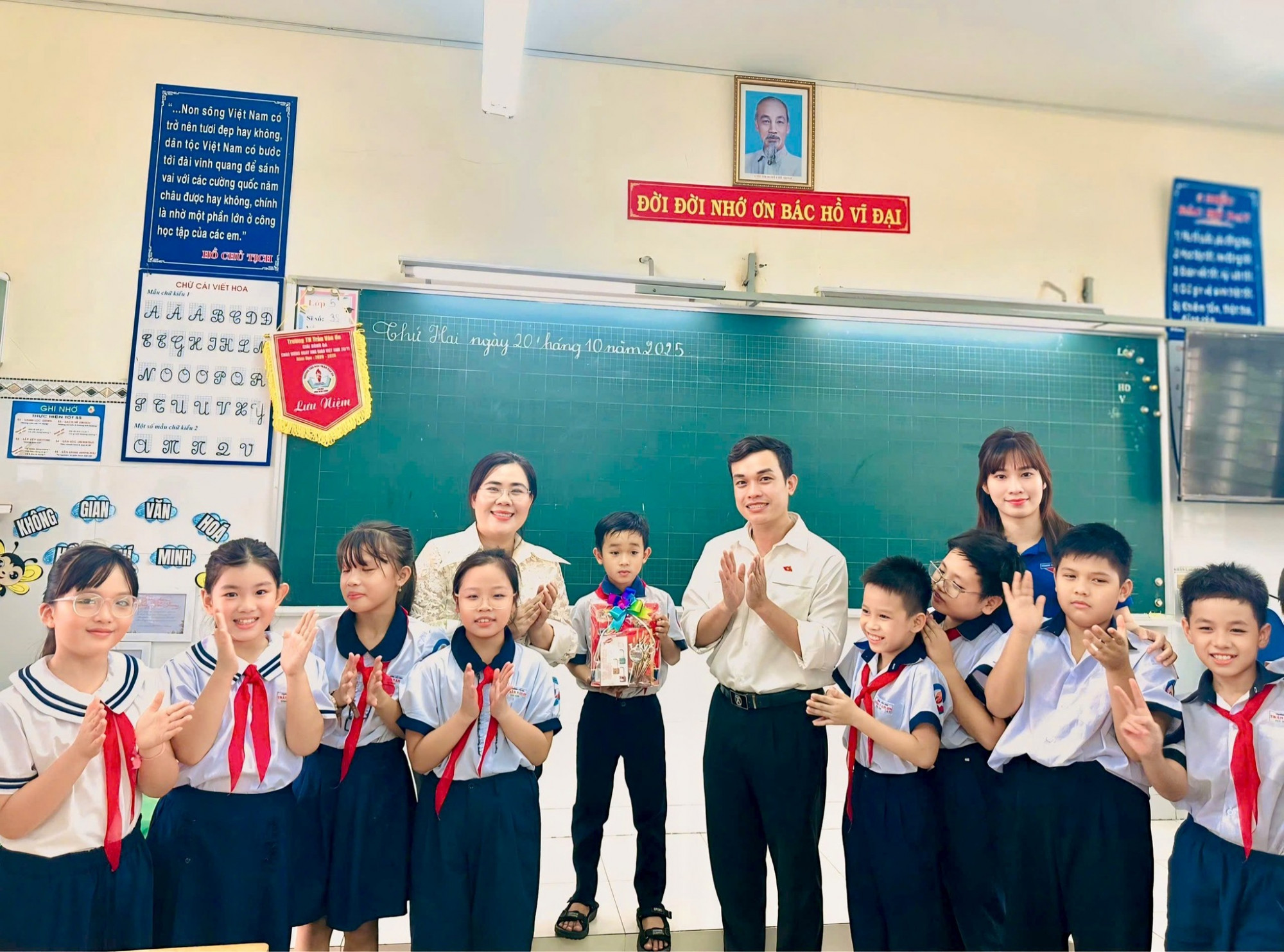 Gia Hy (thứ 6 từ trái qua) nhận phần quà nhỏ từ Bí thư Đoàn phường- Ảnh: B.C