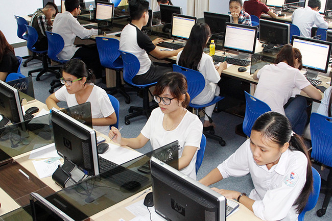 Thí sinh thi trên máy tính trong kỳ thi đánh giá năng lực của Đại học Quốc gia Hà Nội. Ảnh: VNU