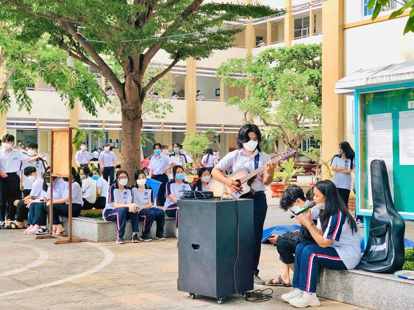 Học sinh Trường THPT Trần Nguyên Hãn biểu diễn văn nghệ vào giờ ra chơi