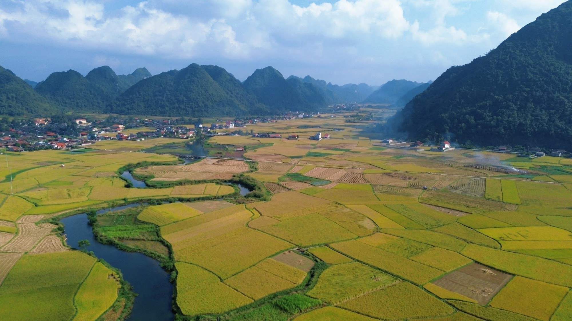 Làng Quỳnh Sơn nằm cách thành phố Lạng Sơn khoảng 80 km về phía Tây, bao quanh là những dãy núi đá vôi trùng điệp và cánh đồng lúa xanh ngắt. 
