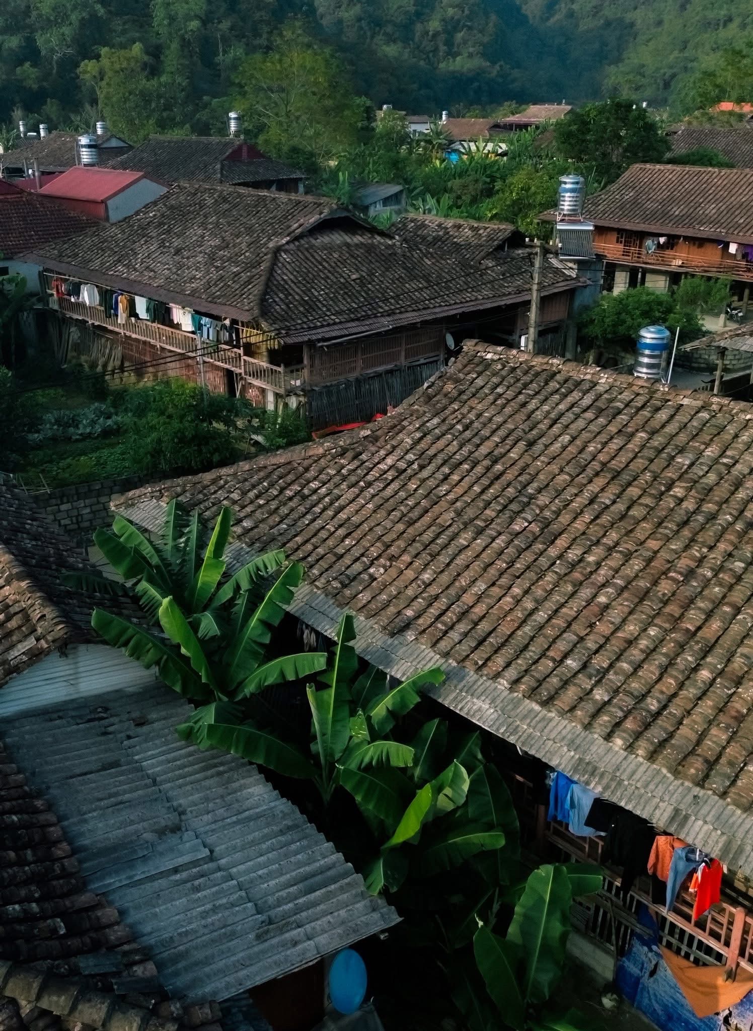 Du khách đến đây có thể nghỉ qua đêm, ăn cơm cùng chủ nhà, nghe kể chuyện về lịch sử khởi nghĩa Bắc Sơn, vùng đất được công nhận là Di tích quốc gia đặc biệt và nằm trong khu vực Công viên địa chất Toàn cầu UNESCO.